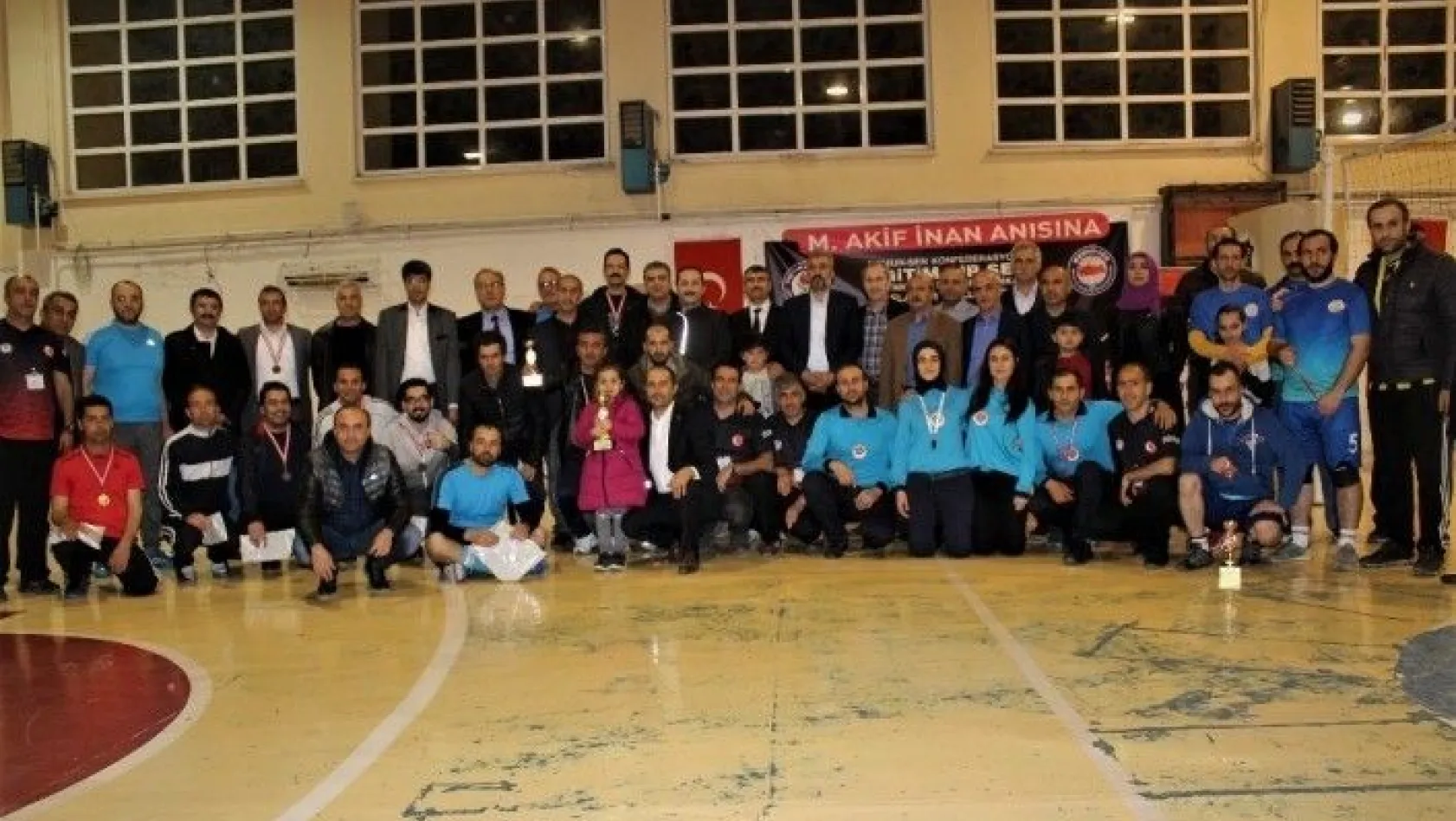 Şair Mehmet Akif İnan'ın anısına düzenlenen turnuva sona erdi