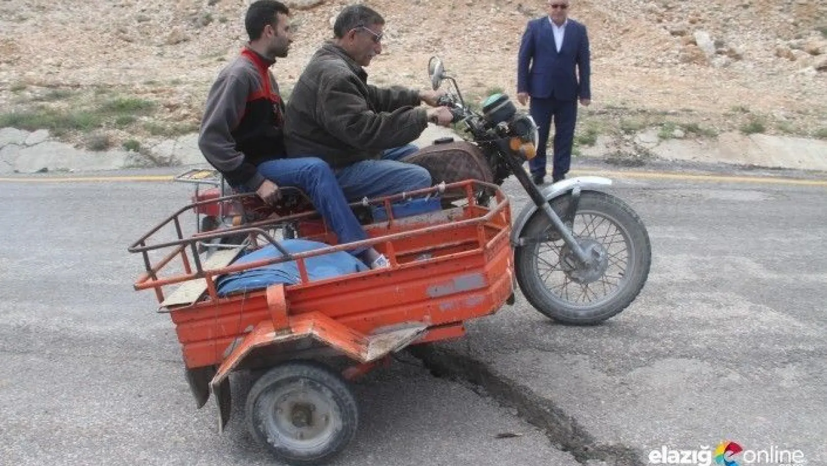 Elazığ'da 15 köyü merkeze bağlayan yol ortadan yarıldı