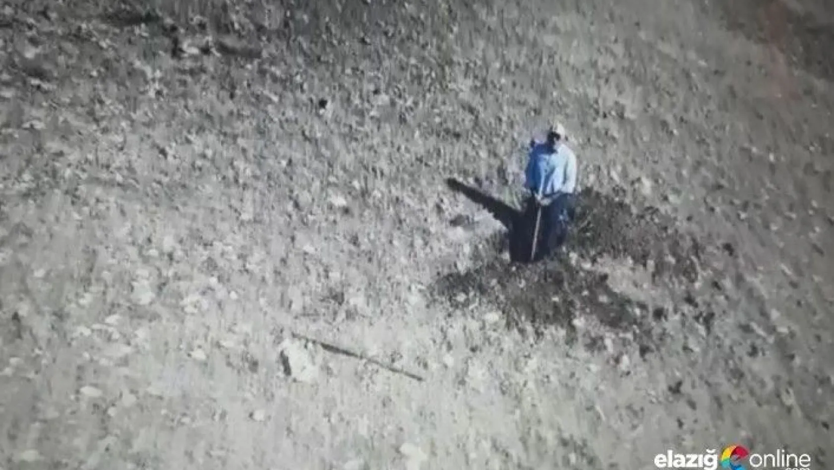 Elazığ'da kaçak kazı yapan adam kendisini çeken drone'u taşladı