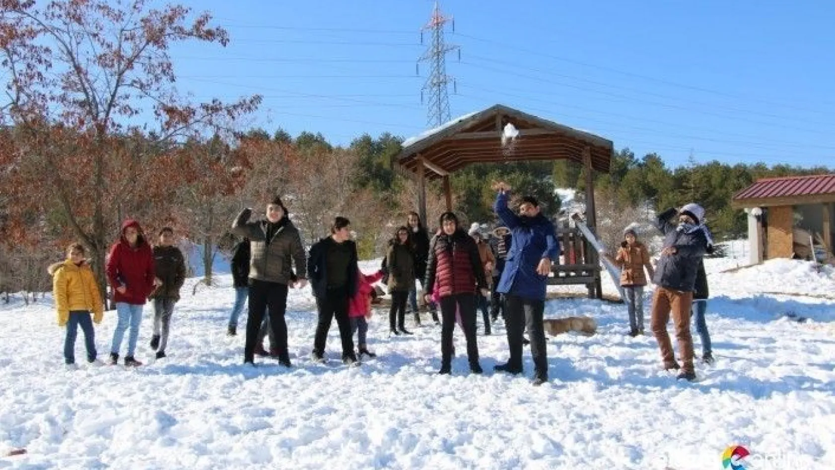 Düzenlenen etkinlikte çocuklar doyasıya kar topu oynadı
