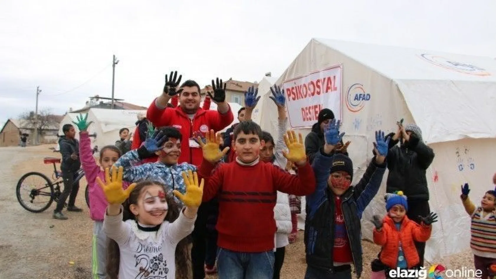 Destek çadırları ile depremzede çocukların gönüllerine dokunuluyor