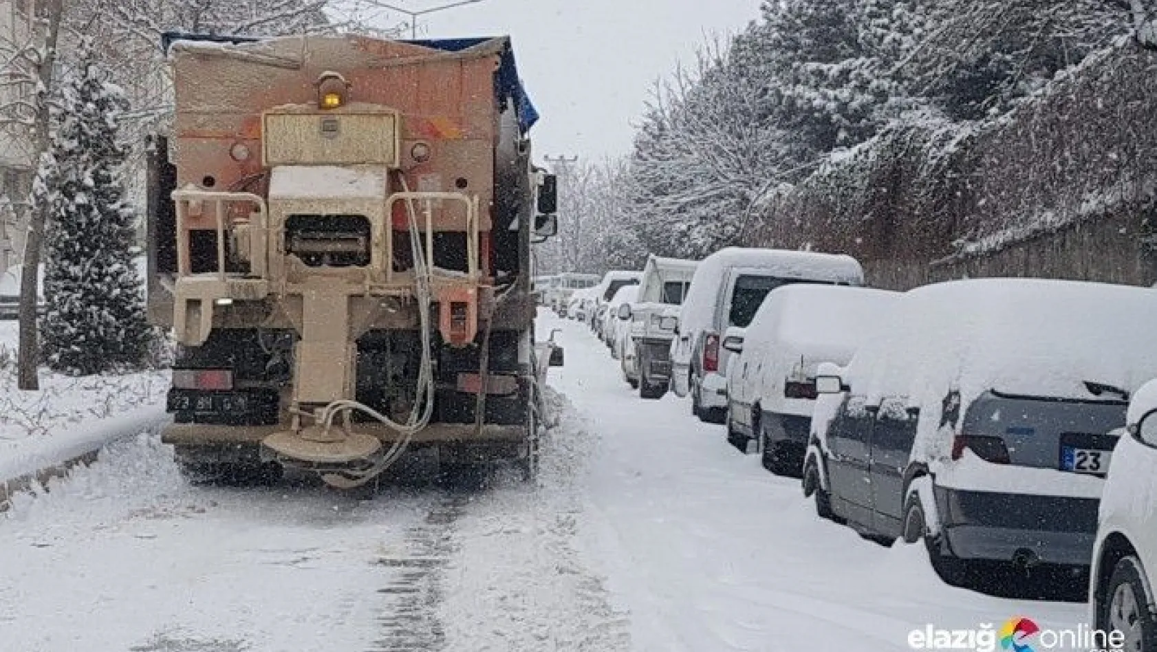 Elazığ'da karla mücadele devam ediyor