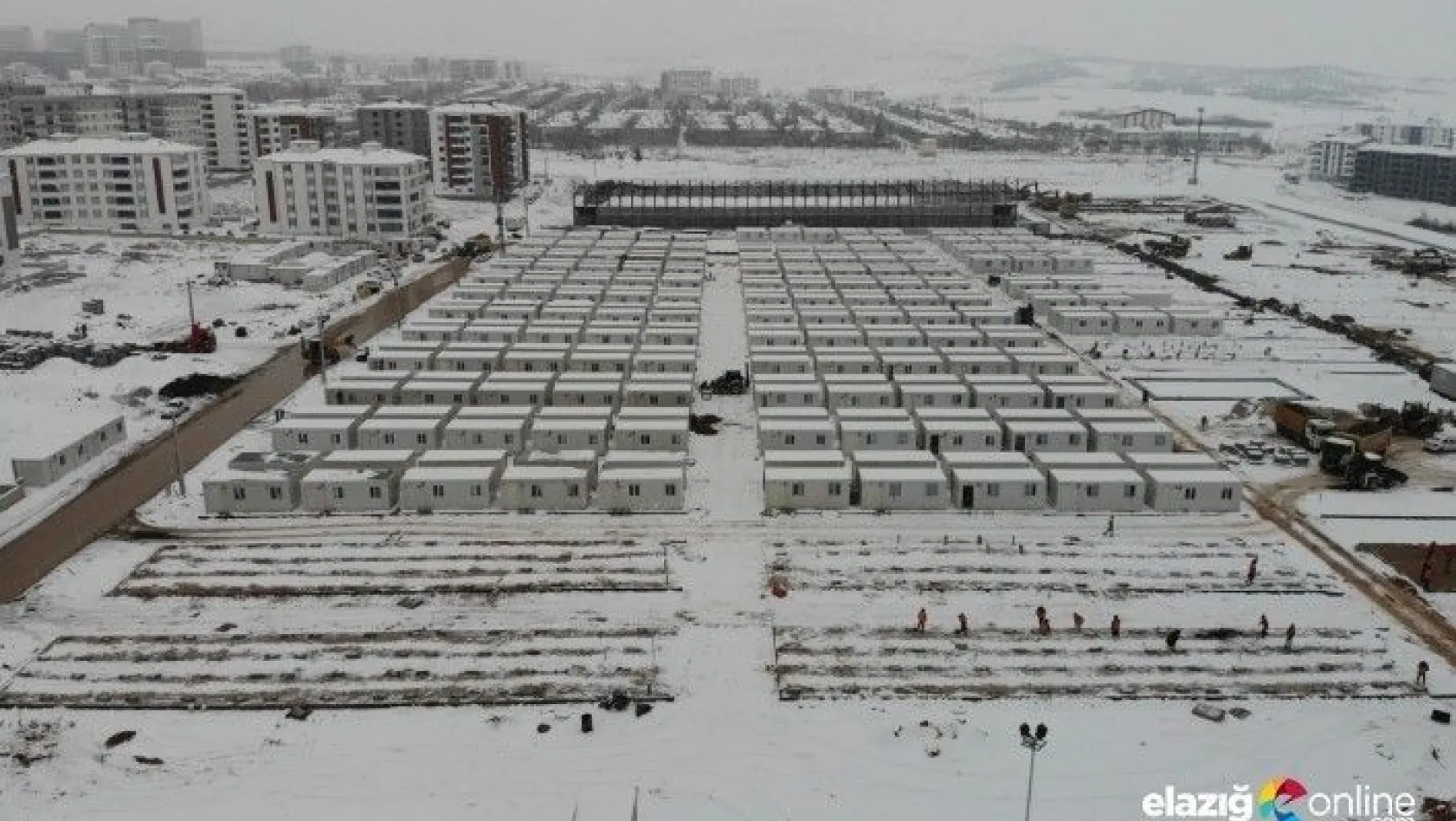 Kar altında konteyner kent kurulumu aralıksız devam ediyor