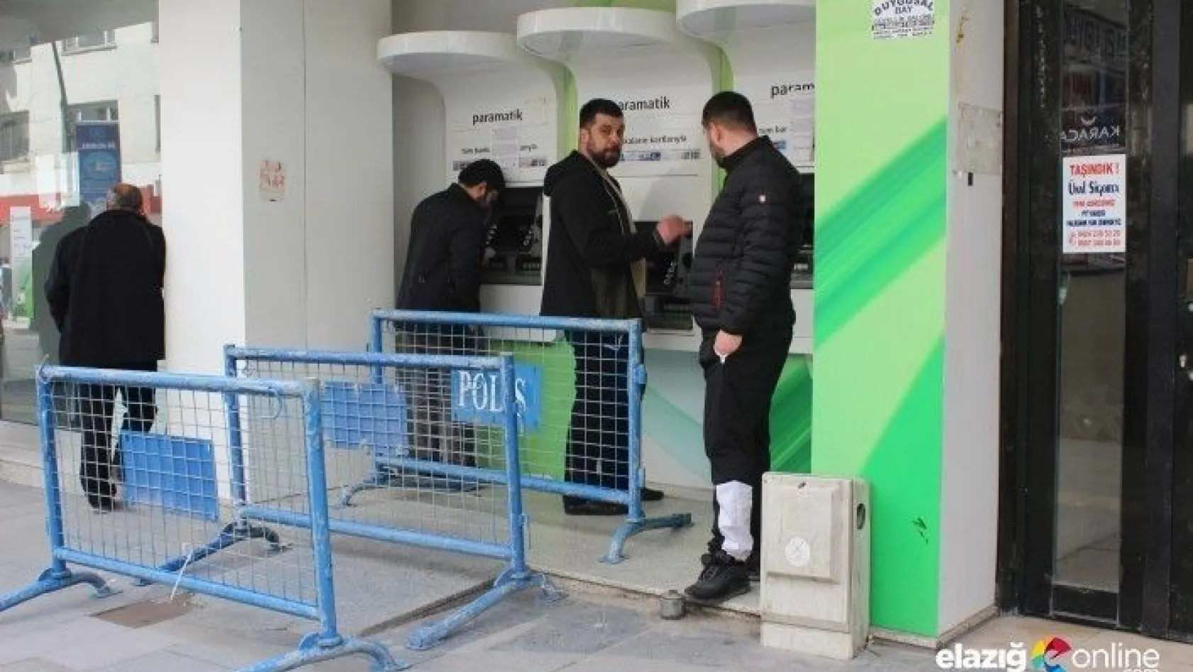 Korona virüsüne karşı ATM önlerinde sosyal mesafe önlemi