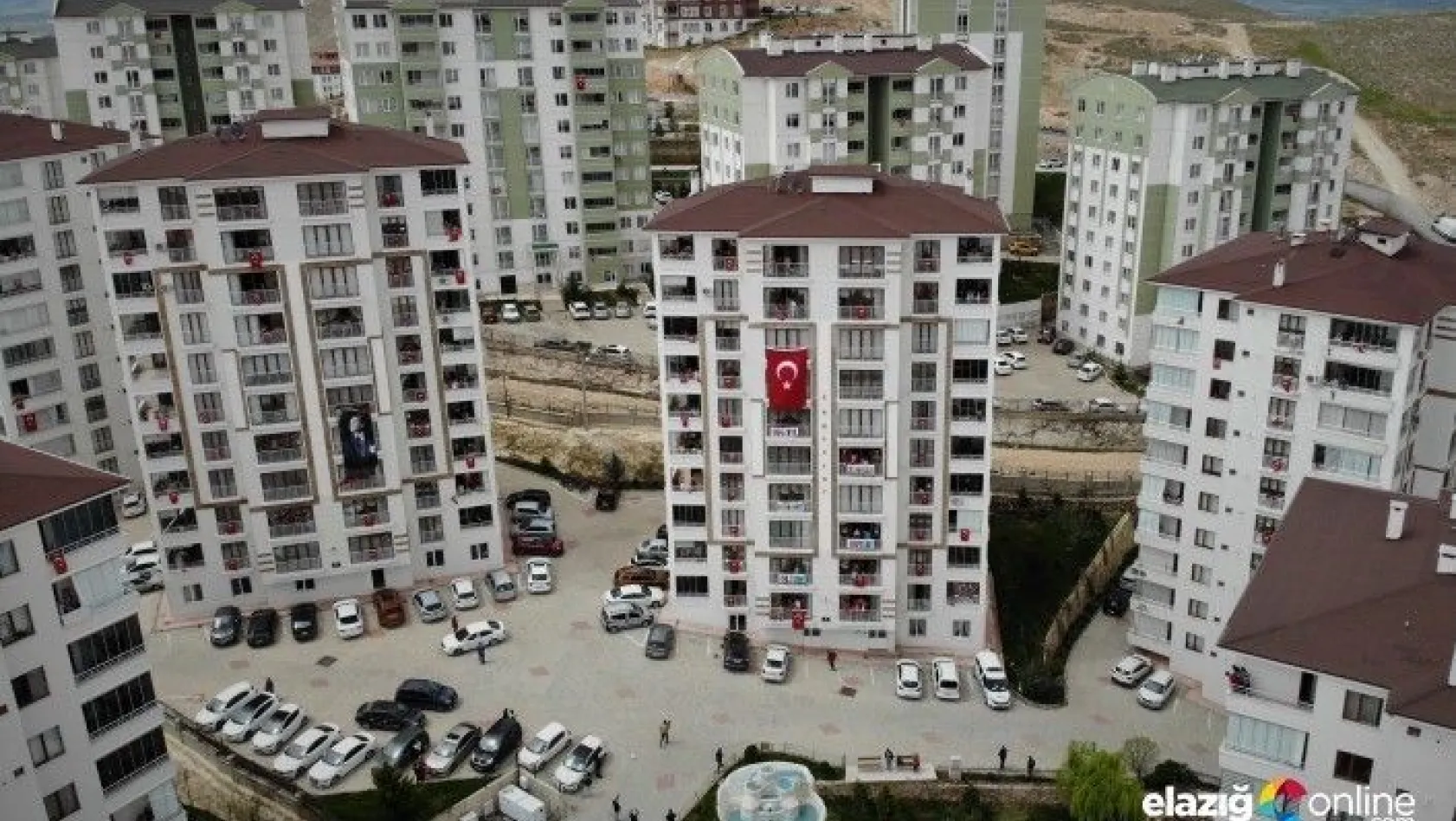 Elazığ'da apartmanlarda coşkulu 23 Nisan kutlaması