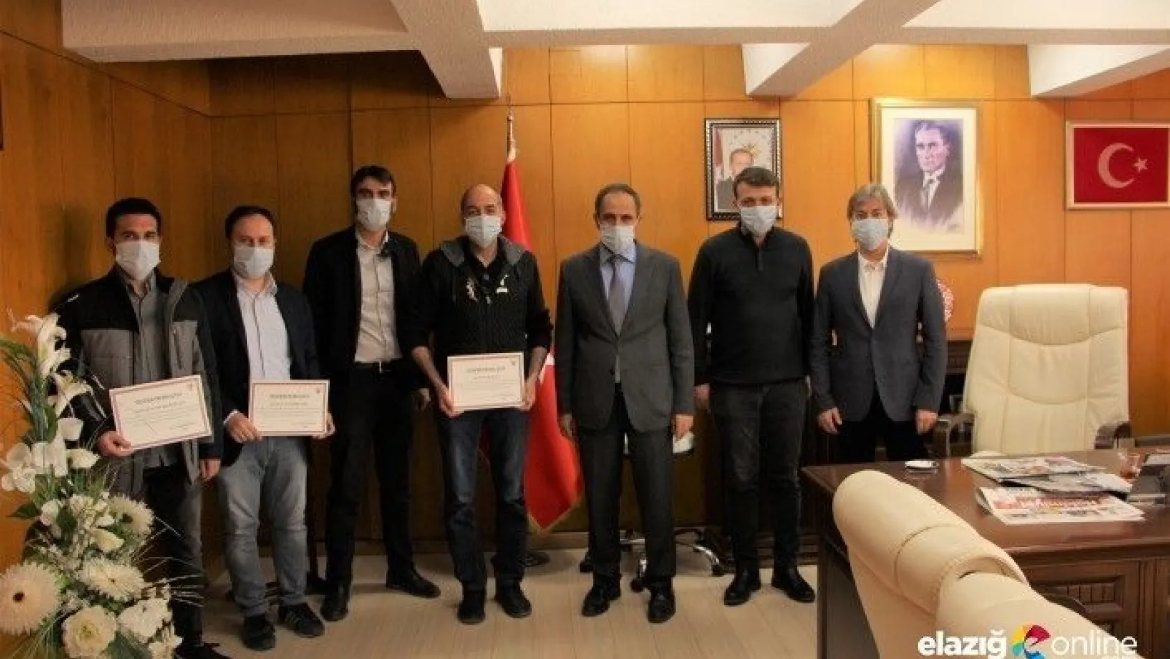 FÜ'de siperlik maske üreten ekibe teşekkür belgesi