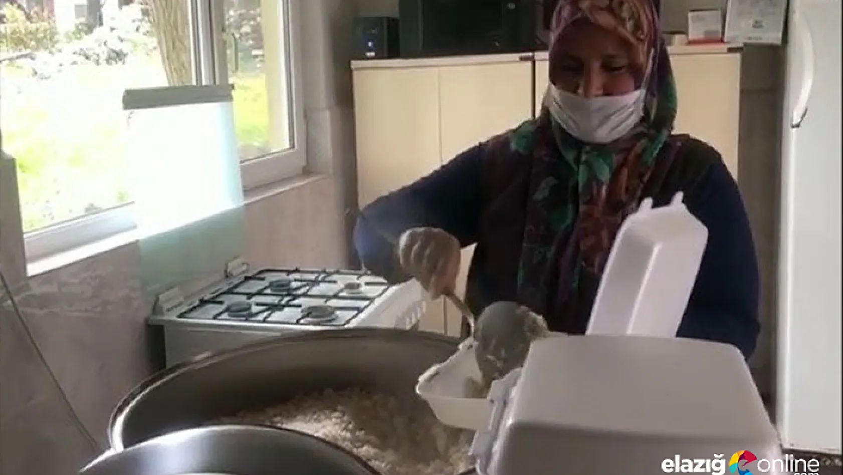 Kaymakamlık koordinesinde hazırlanan iftar yemekleri sıcak sıcak evlere ulaştırılıyor