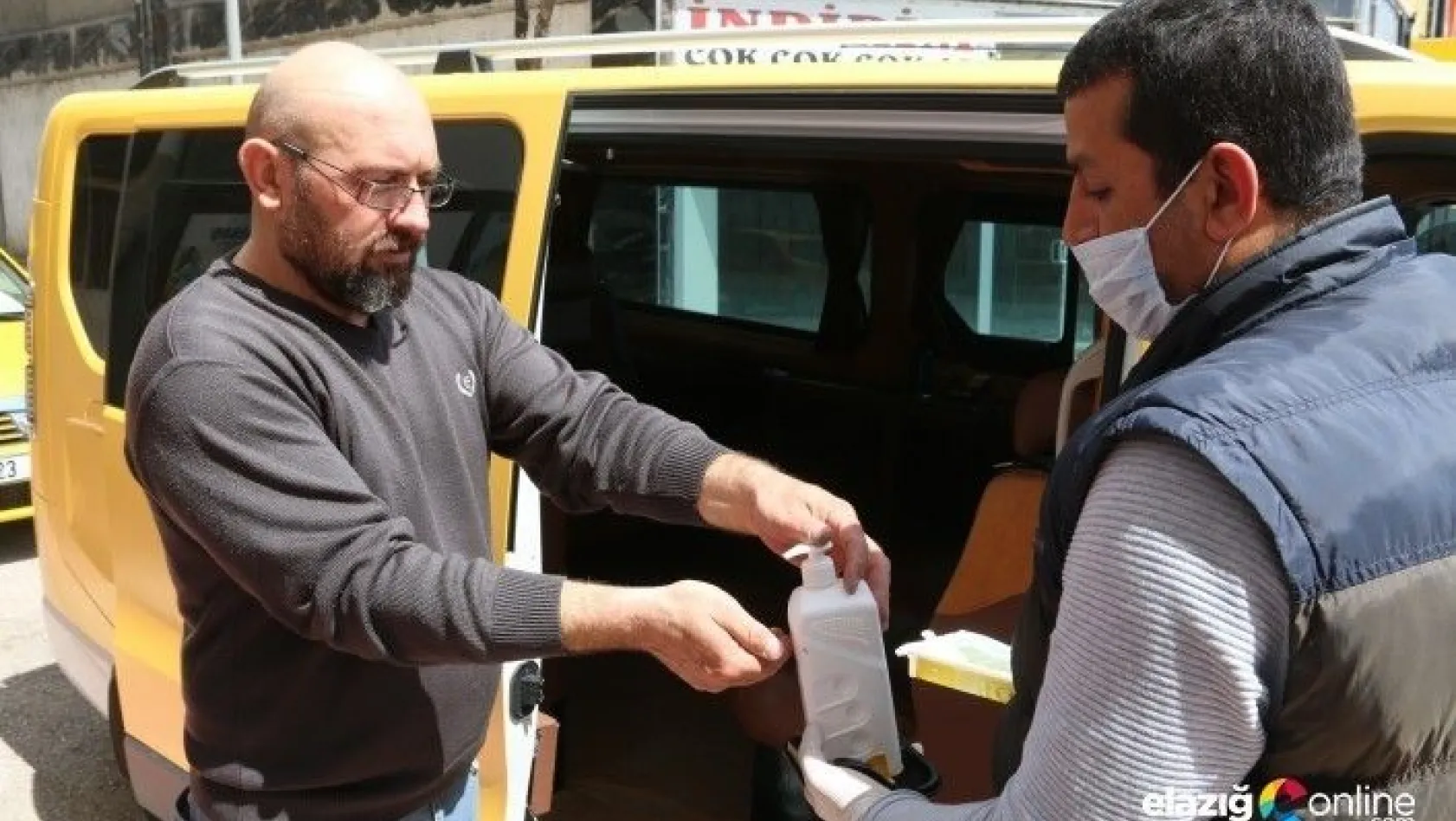 Taksici Nuri Özen önlemini ücretsiz maske ve eldivenle aldı