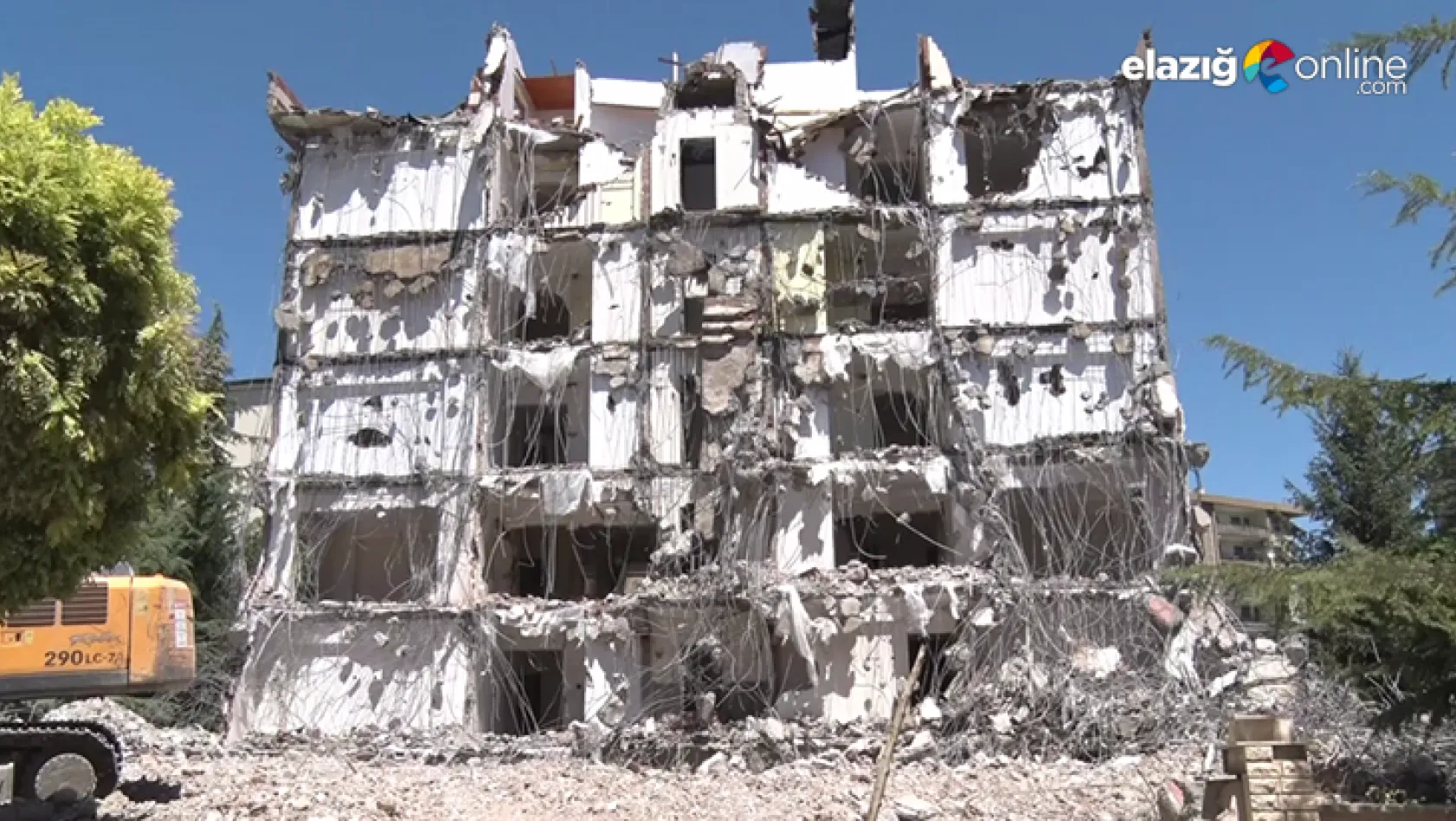 Depremin izlerini taşıyan konutların yıkımları gerçekleştiriliyor