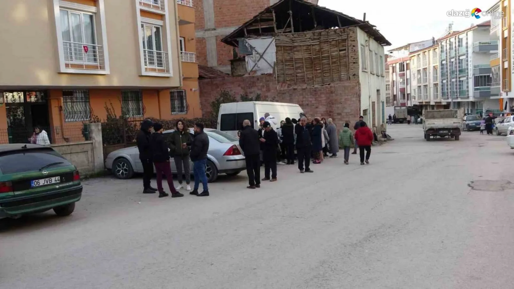 Depremde Malatyalılar sokaklara döküldü