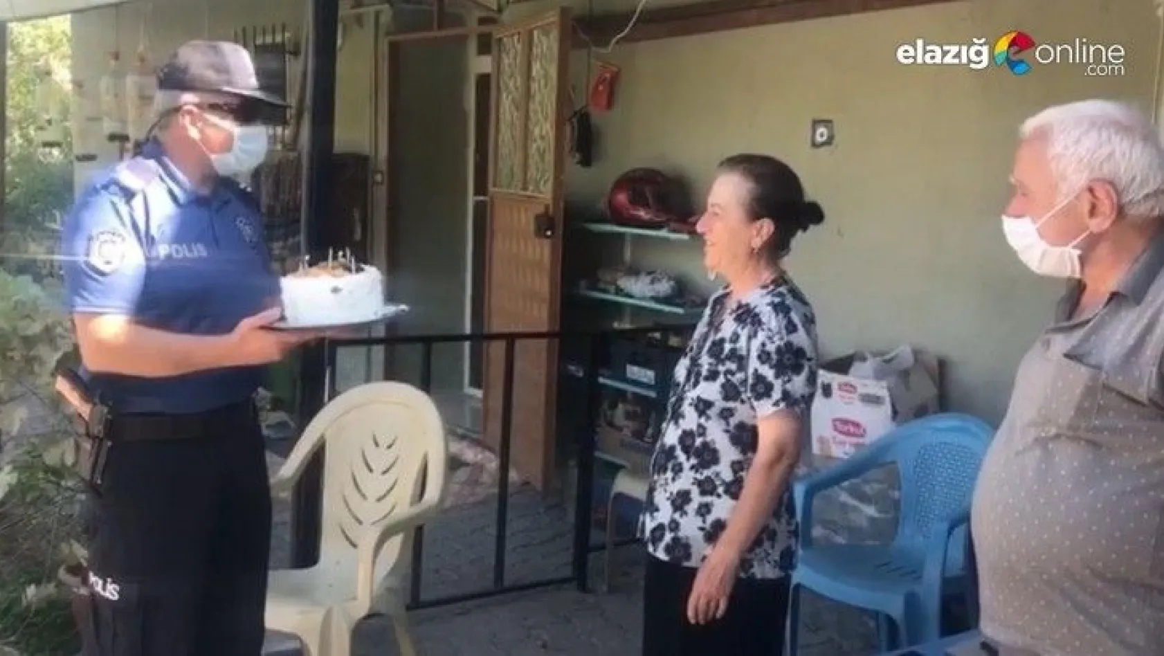 61 yaşında liseyi bitiren Hatice anneye, polisten doğum günü sürprizi