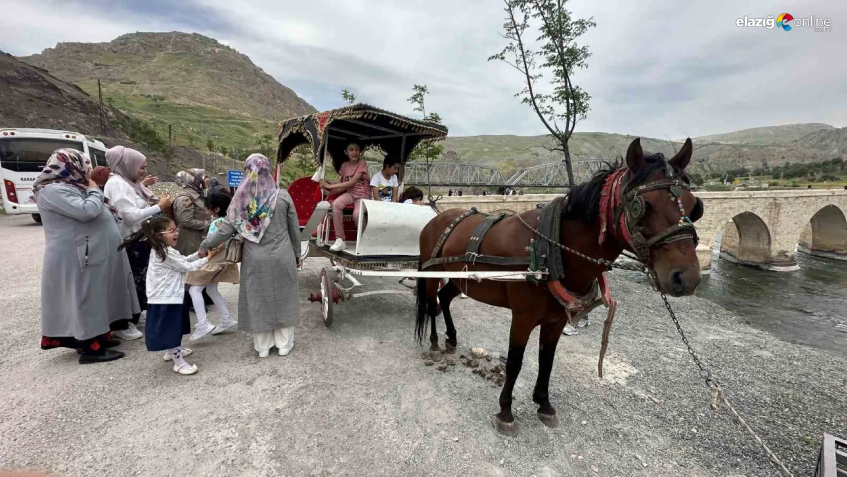 Elazığ'ın tarihi Palu ilçesi, sezonun ilk turistlerini ağırlıyor