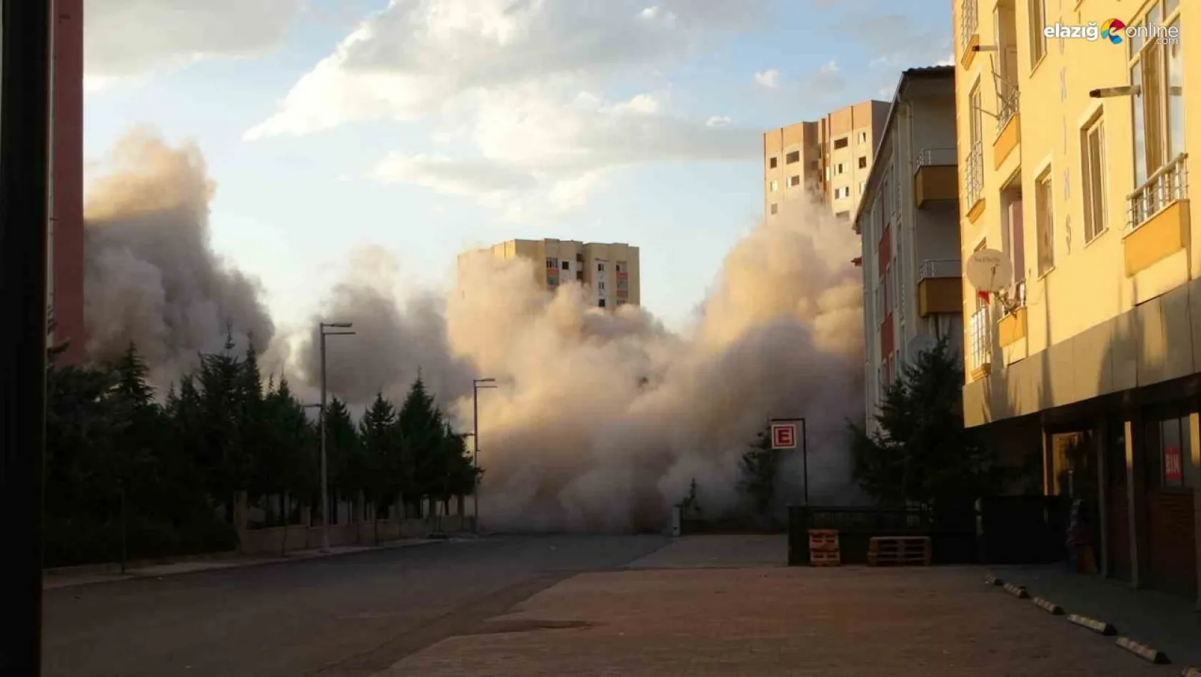 700 dairenin bulunduğu 'Yeşil Evler'de patlatıcıyla yıkımlar başladı