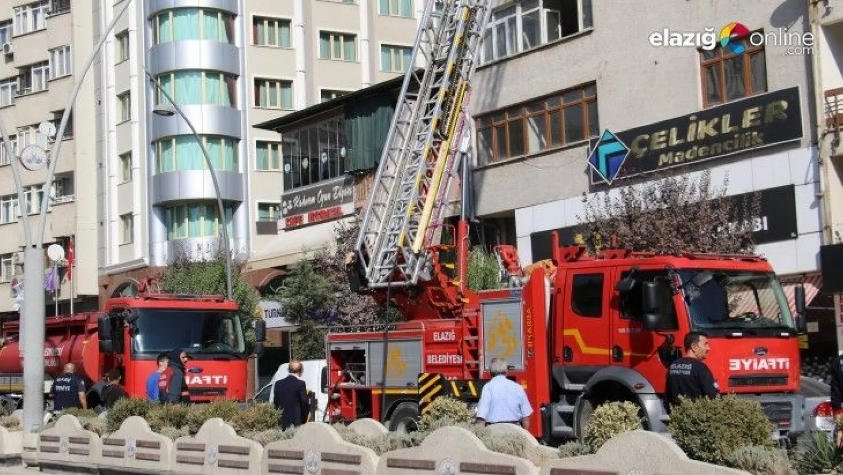 8 katlı bir binanın çatısında çıkan yangın söndürüldü