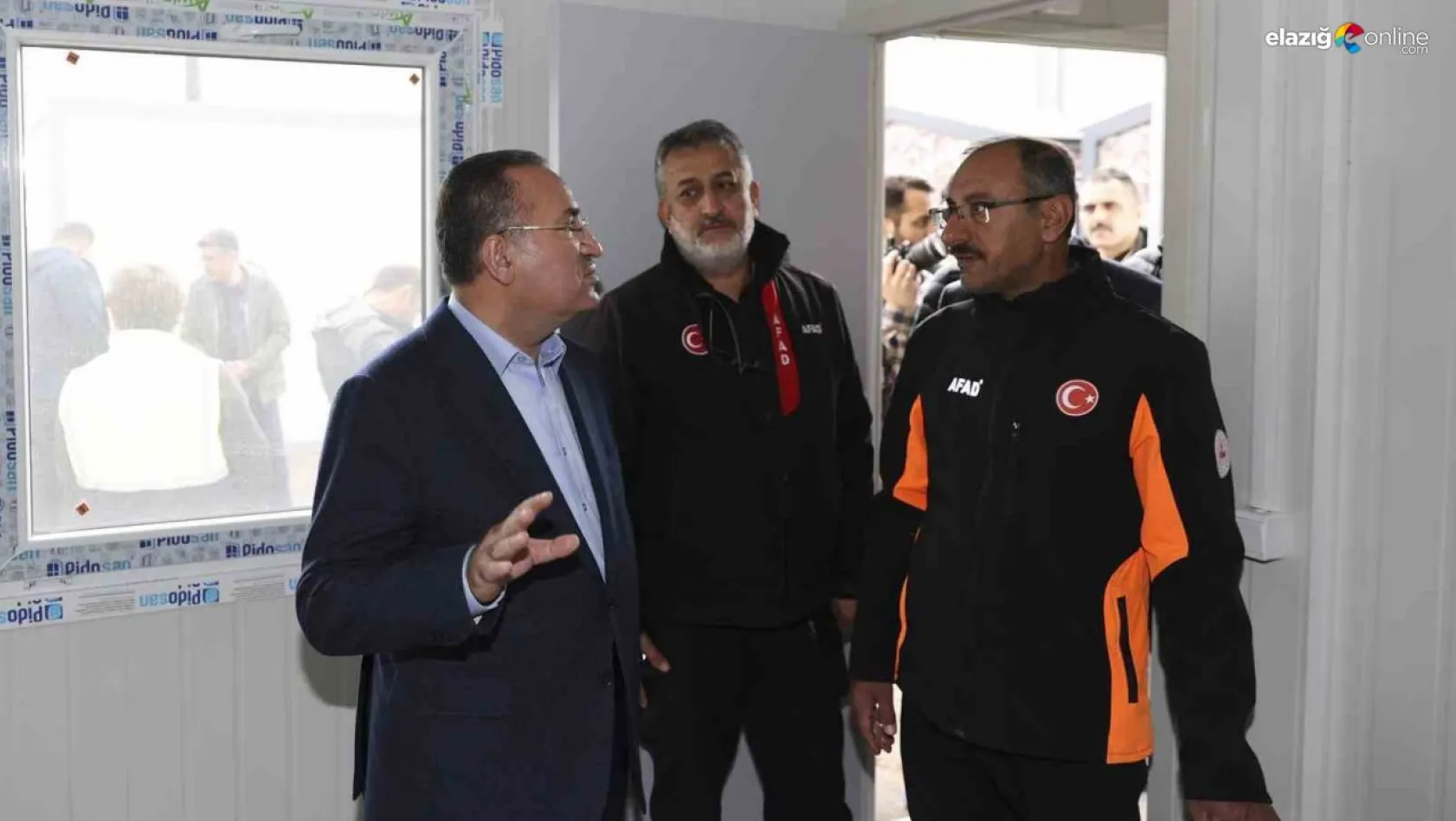 Adalet Bakanı Bozdağ Diyarbakır'da konteyner kent kurulumunu yerinde inceledi