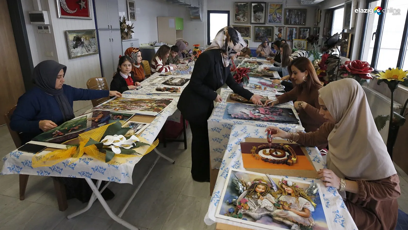 Anne ve çocukları açılan kursta dekoratif ürünler yapıyor