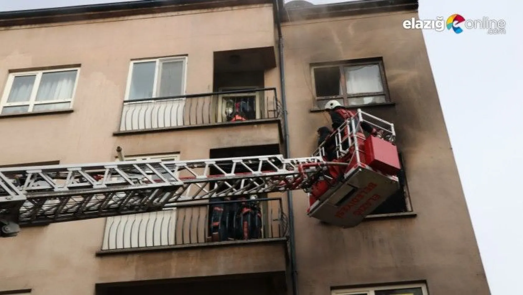 Apartman dairesinde çıkan yangın, itfaiye ekiplerince söndürüldü