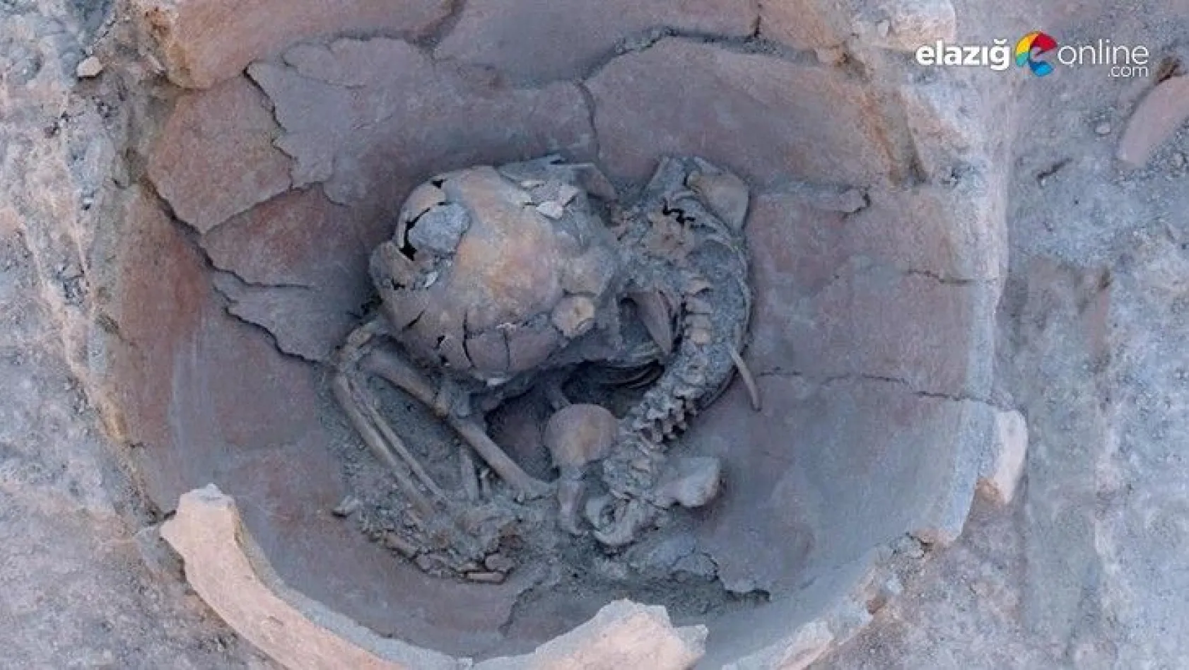 Arslantepe Höyüğü'nde küp içerisinde iki çocuk iskeleti gün yüzüne çıkarıldı