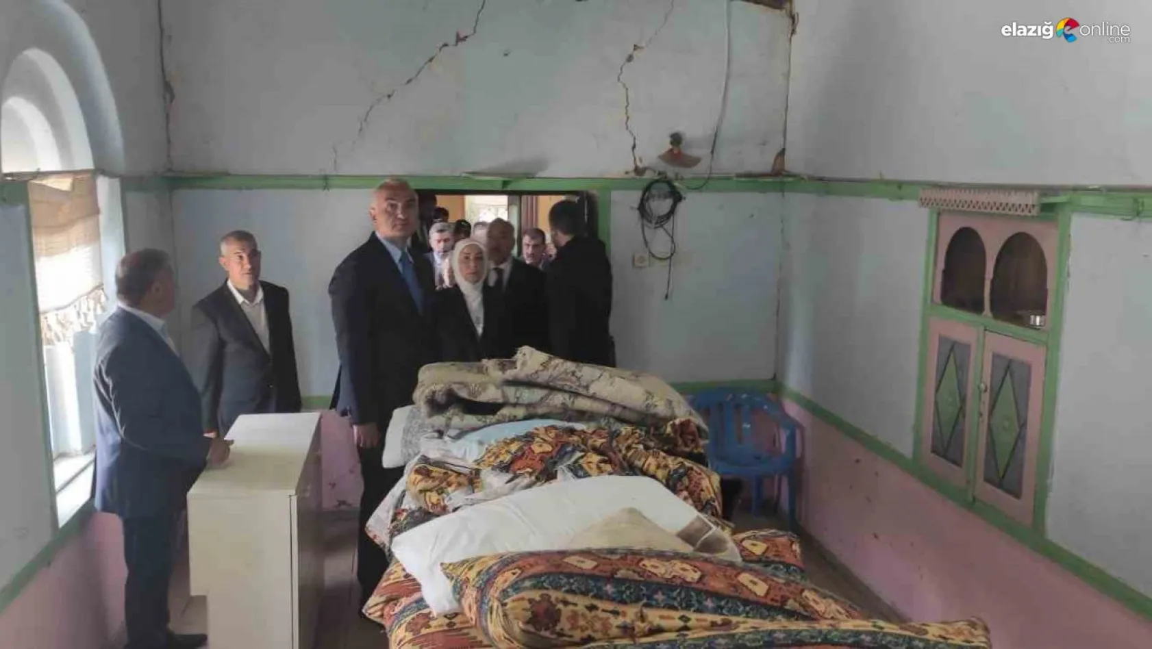 Bakan Ersoy, depremde hasar alan cemevini ziyaret etti