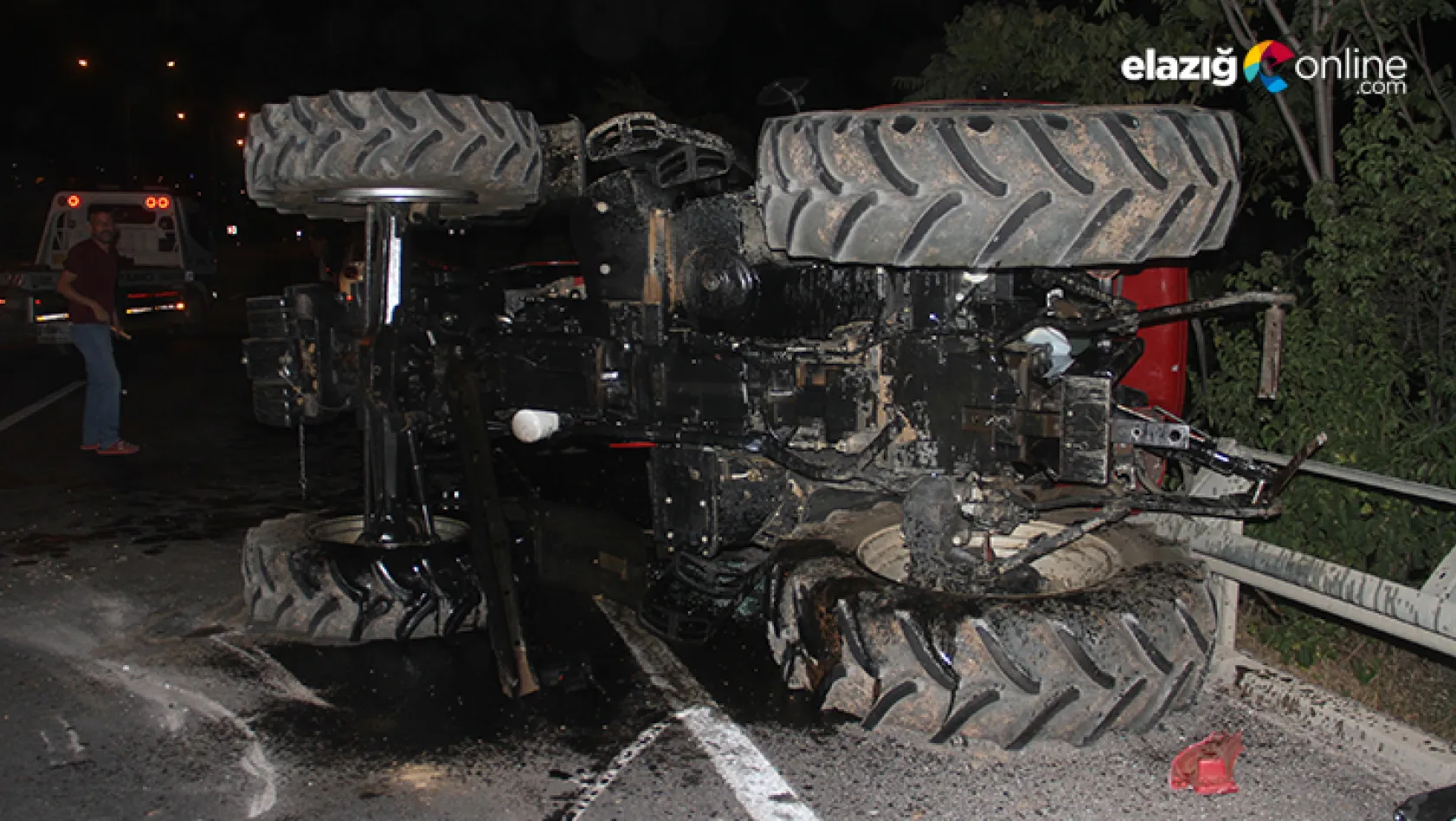 Bariyerlere çarparak devrilen traktördeki 2 kişi yaralandı