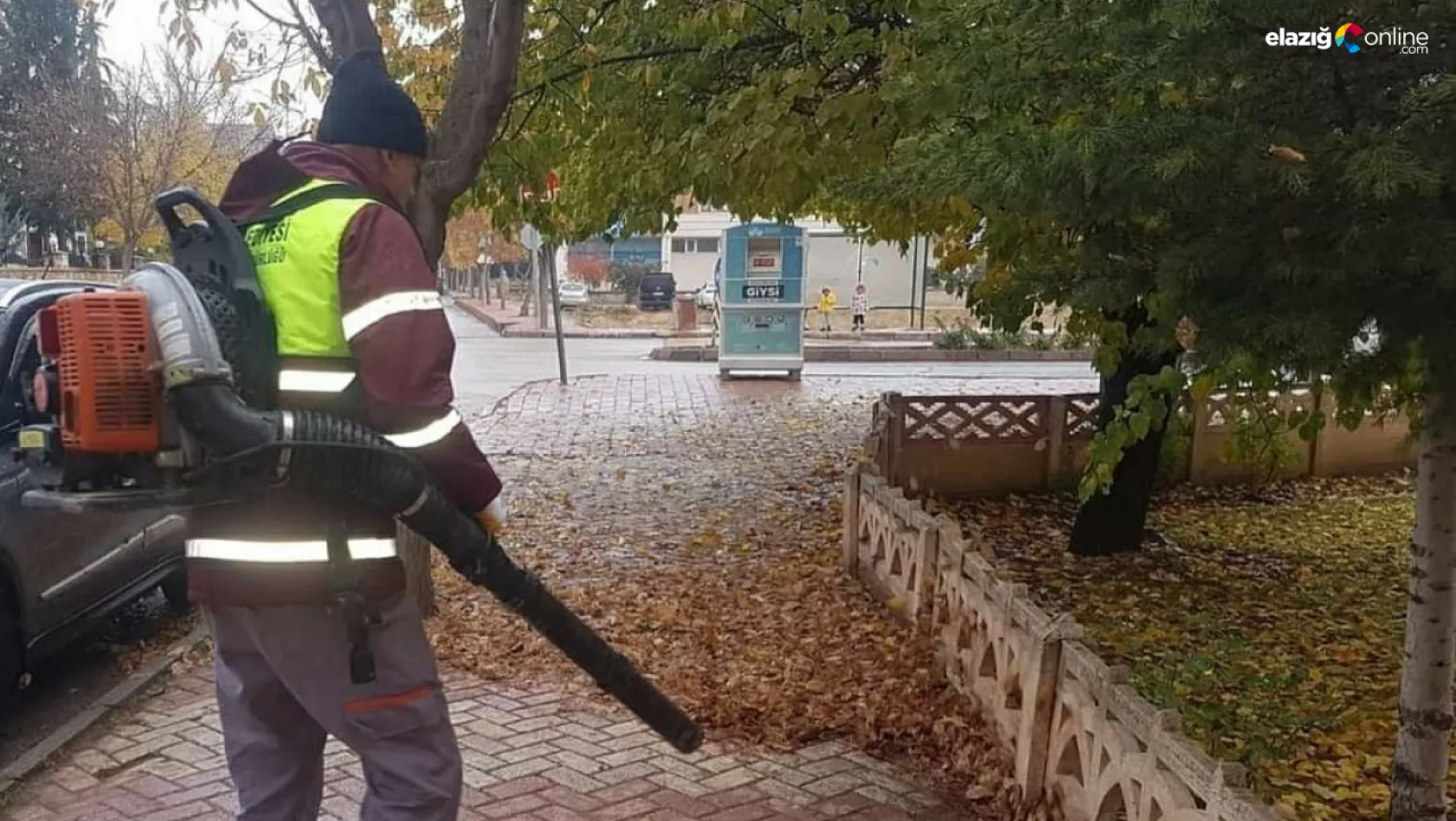 Elazığ Belediyesi ekipleri park ve bahçelerde sonbahar temizliğine başladı