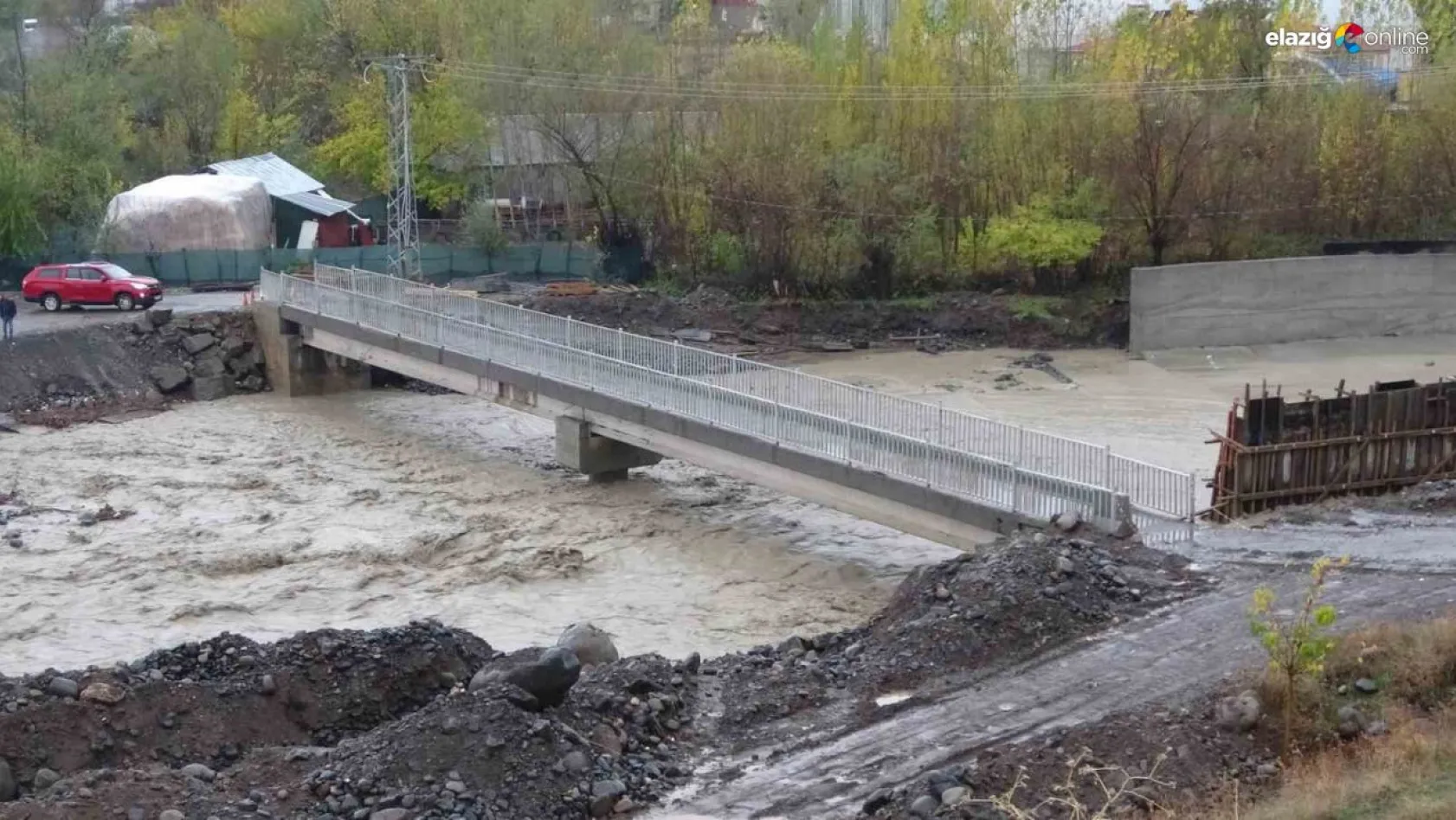 Bingöl'de yaya köprüsü, geçici olarak kapatıldı