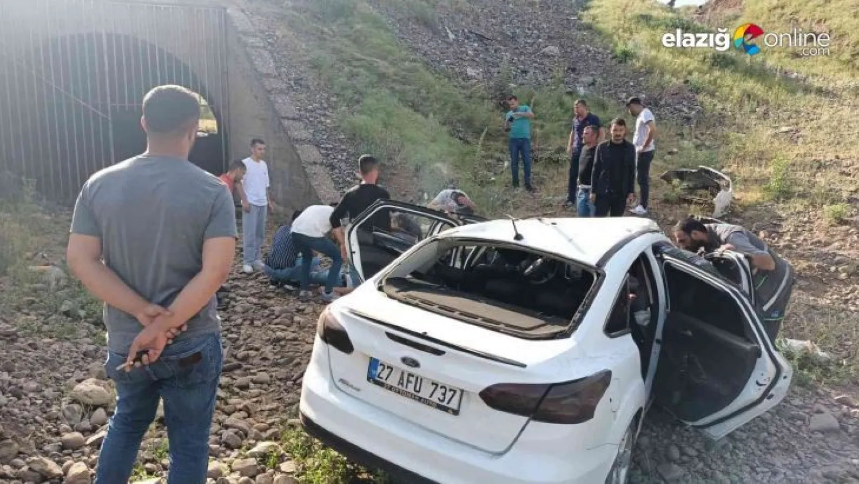 Bingöl'de otomobil şarampole yuvarlandı: 3 yaralı