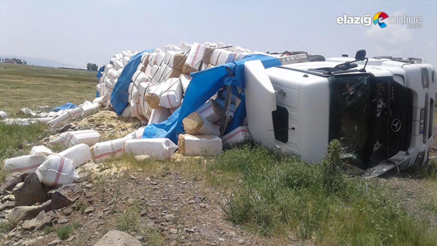 Bingöl'de saman yüklü kamyon devrildi: 1 yaralı