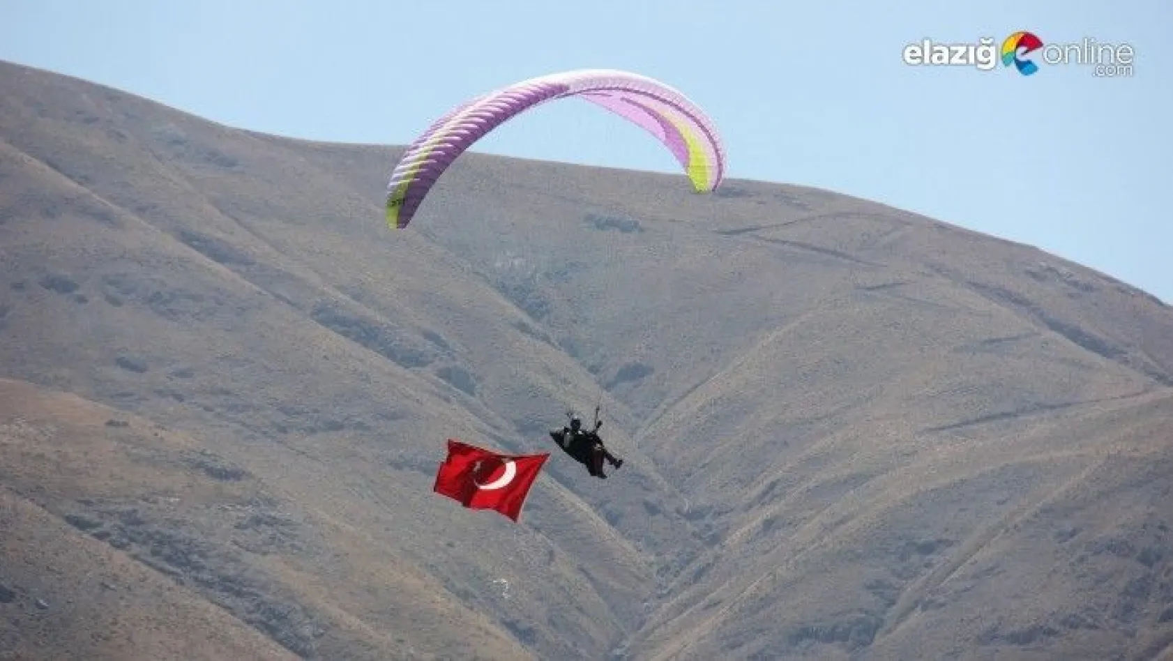 Bingöl'de terörden temizlenen dağlar,yamaç paraşütüyle renklendi