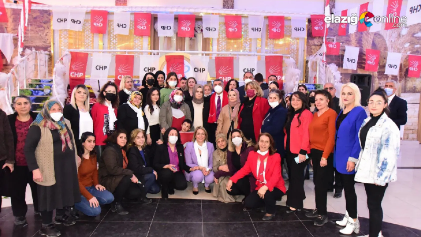 CHP'ye üye olan kadınlara rozetlerini vekil Erol taktı