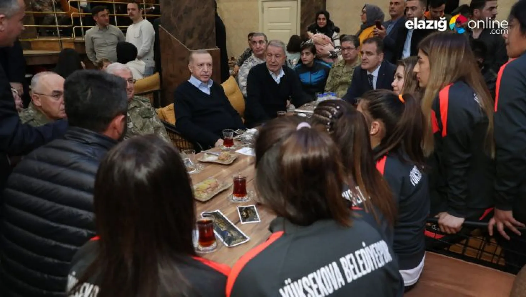 Cumhurbaşkanı Erdoğan, Yüksekova'da vatandaşlarla sohbet etti
