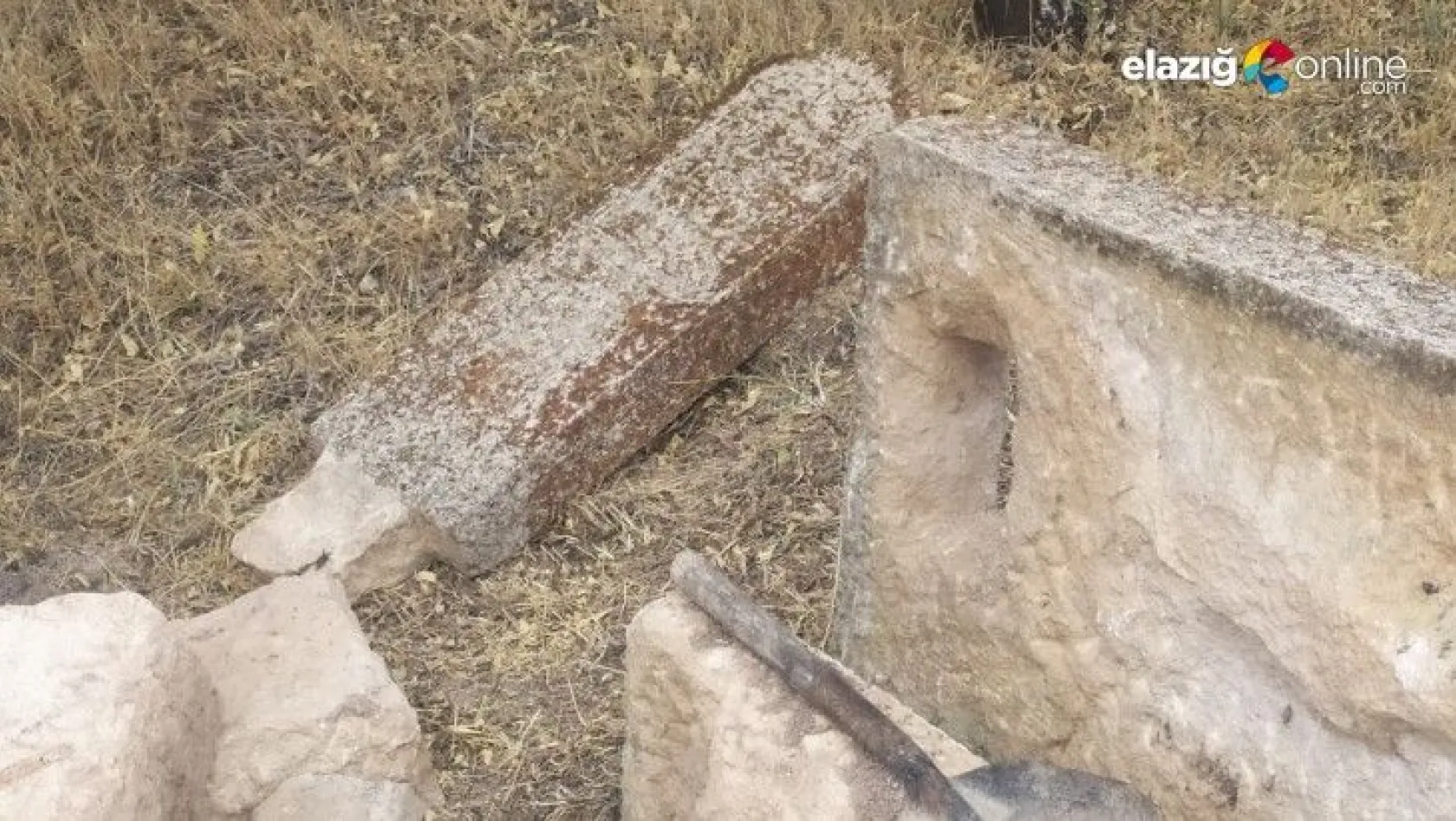 Zafran'da define avcıları mezarlıkları tahrip etti