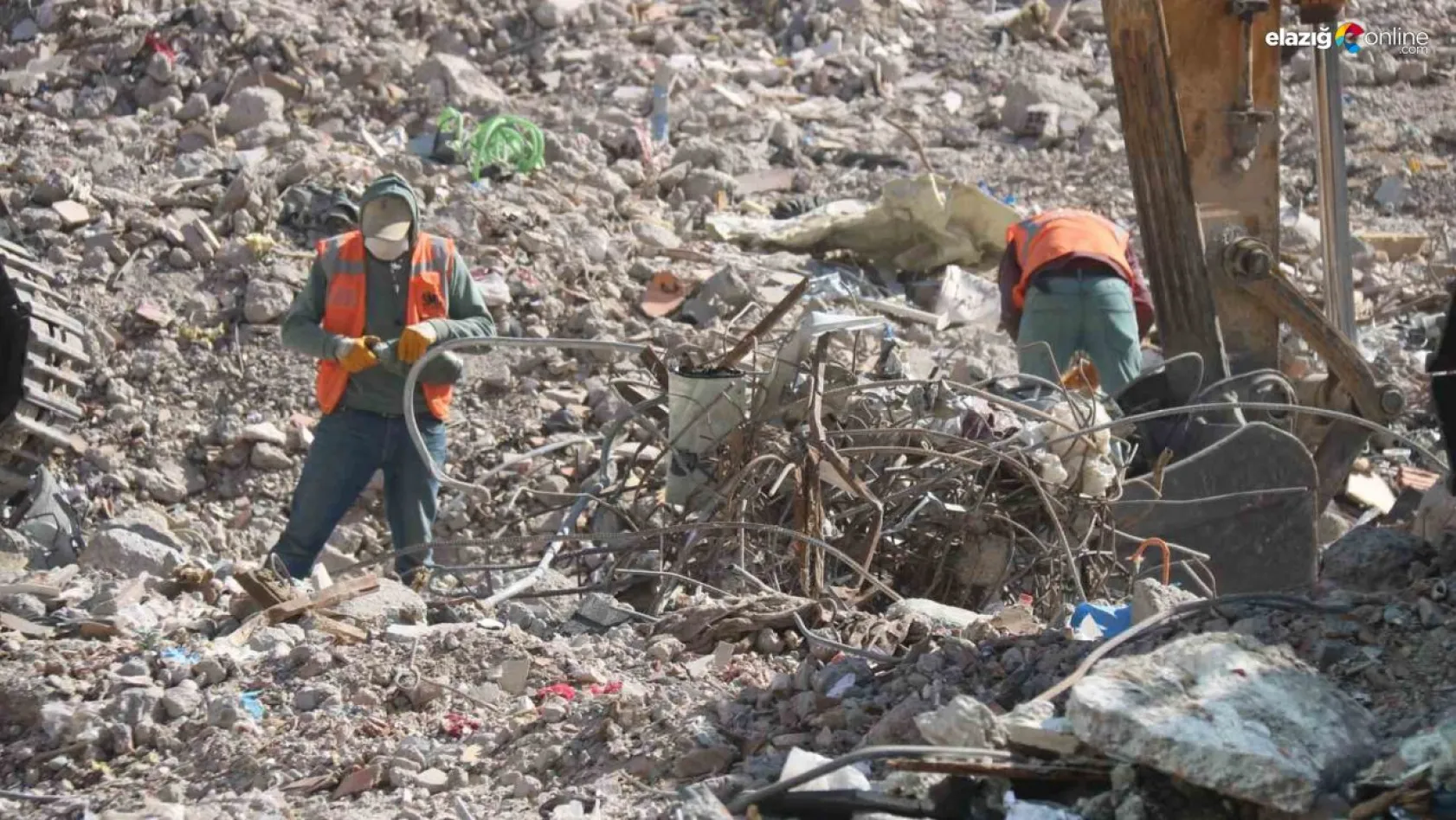 Depremden etkilenen Diyarbakır'da iki noktada enkaz kaldırma çalışmaları devam ediyor