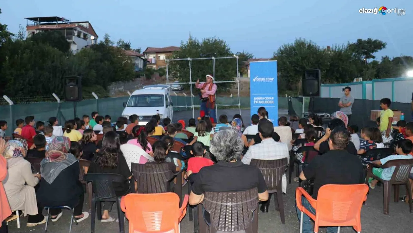 Depremzede çocuklar tiyatro etkinliği ile moral buldu