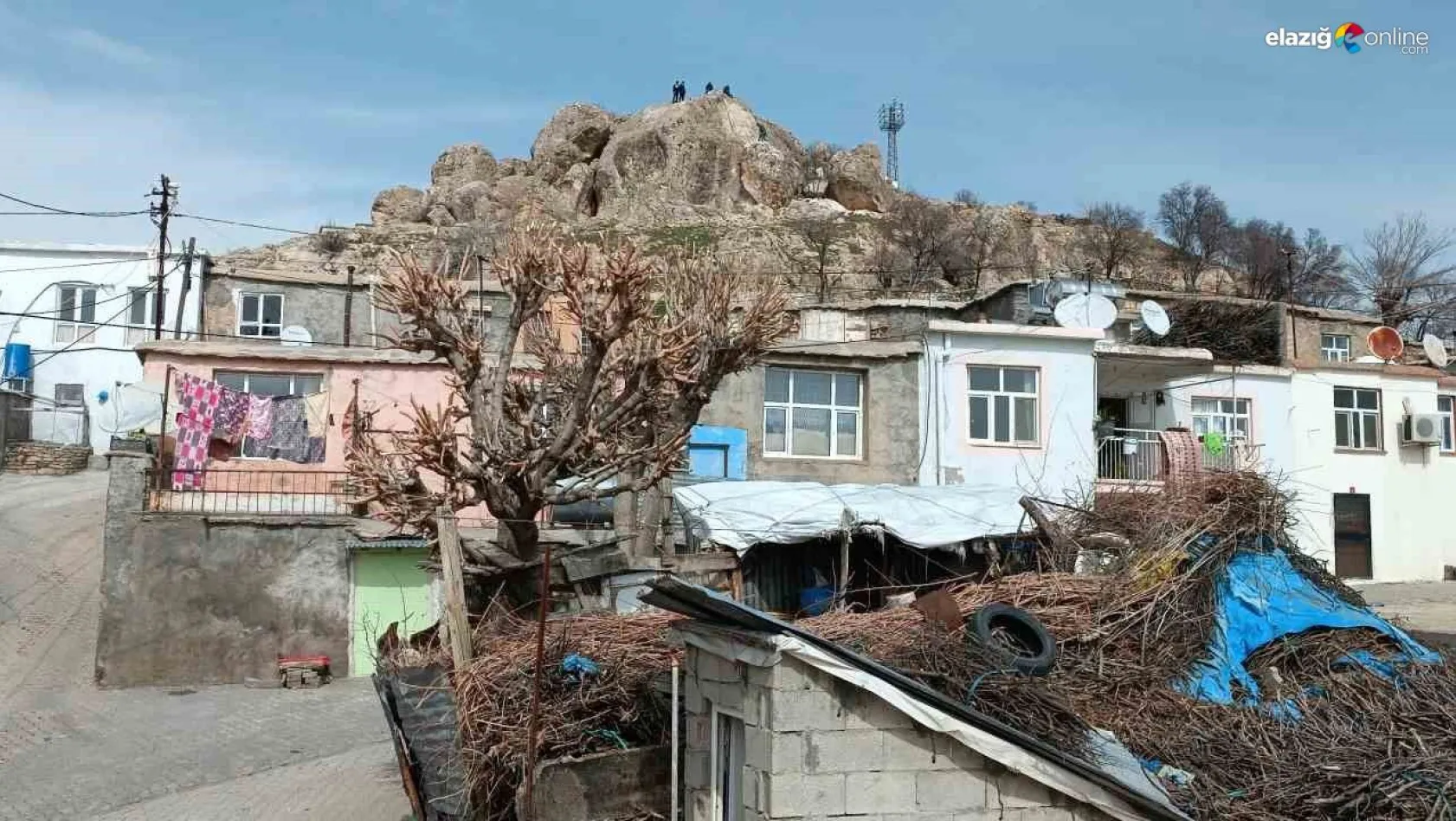 Dicle'de deprem sonrası tehlike oluşturan kaya parçası kırıldı