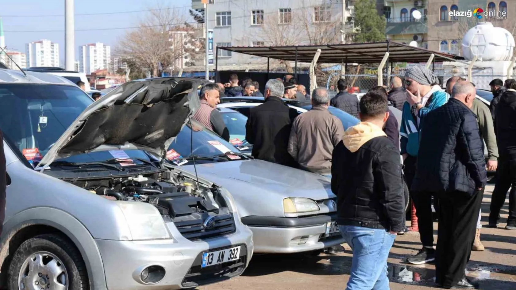 Diyarbakır açık oto pazarında hafta sonu yoğunluğu