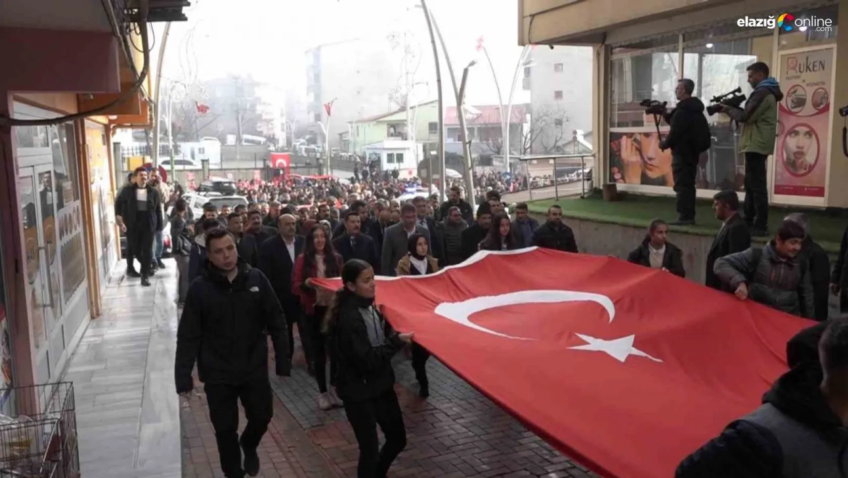 Diyarbakır'da şehitlere saygı yürüyüşü