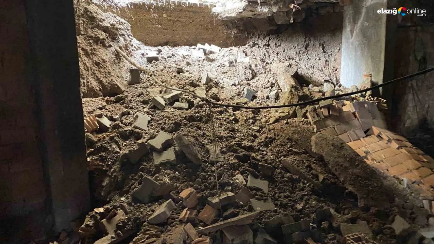 Diyarbakır'da 5 katlı apartmanın duvarları sel nedeniyle çöktü