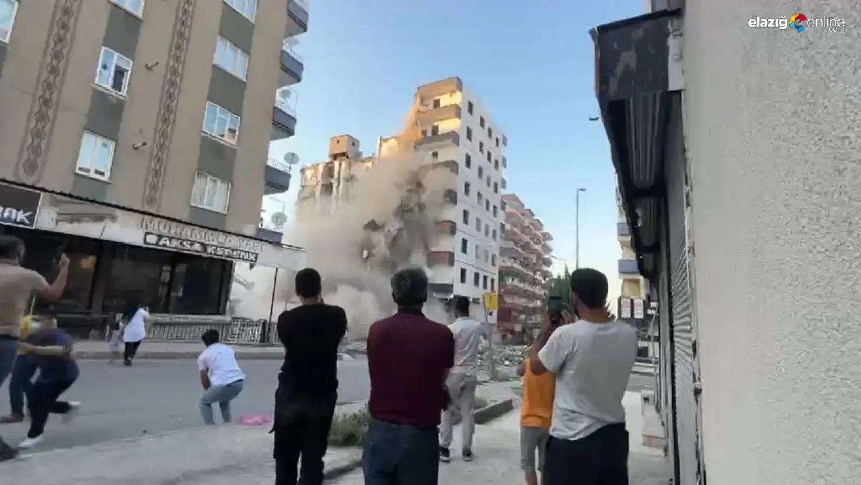 Diyarbakır'da ağır hasarlı bina yıkım esnasında çöktü