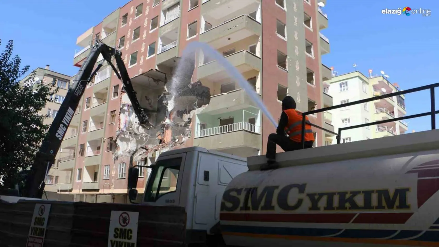 Diyarbakır'da ağır hasarlı binaların yıkım çalışmaları devam ediyor