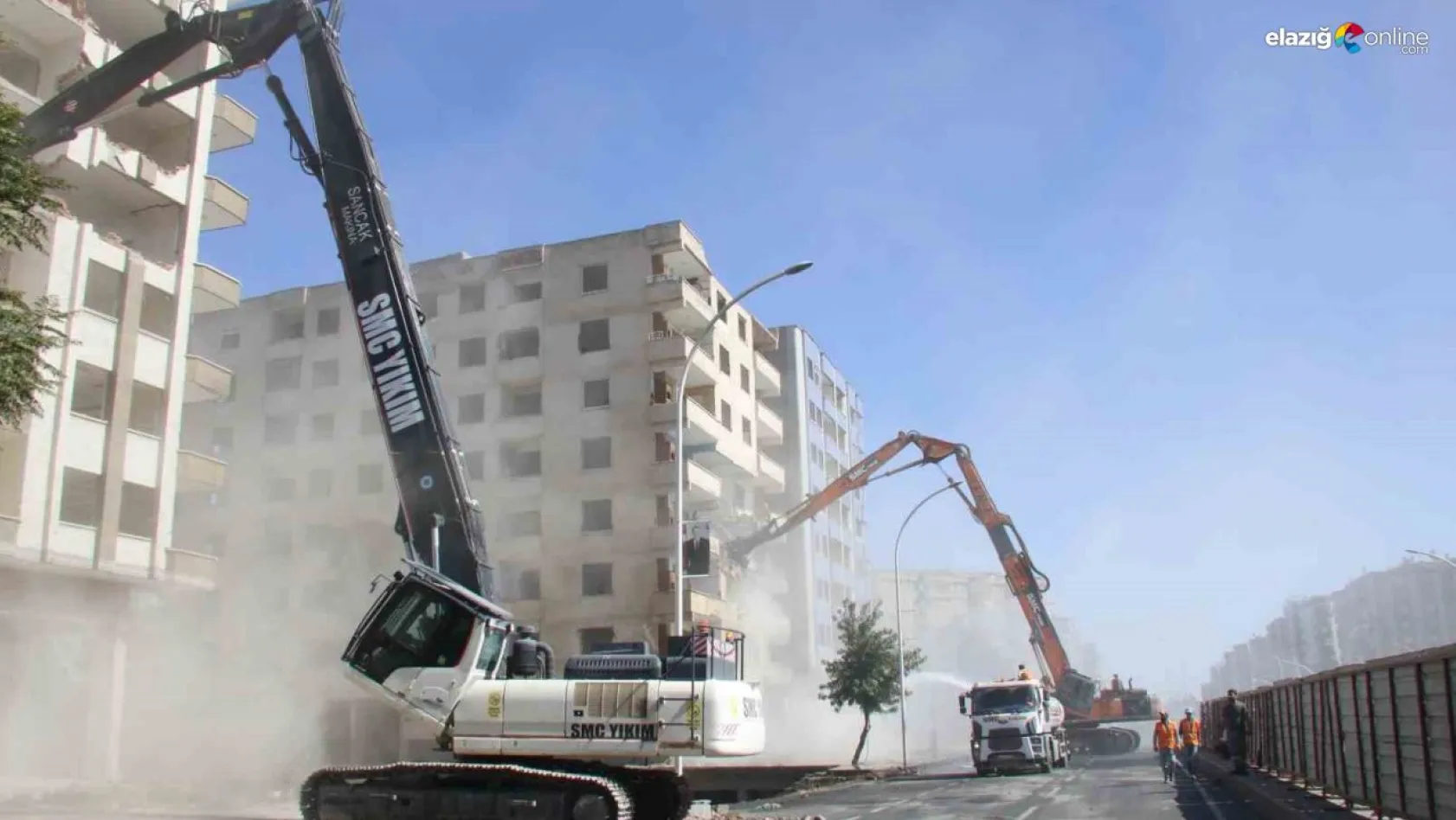 Diyarbakır'da ağır hasarlı binalar bir bir yıkılıyor