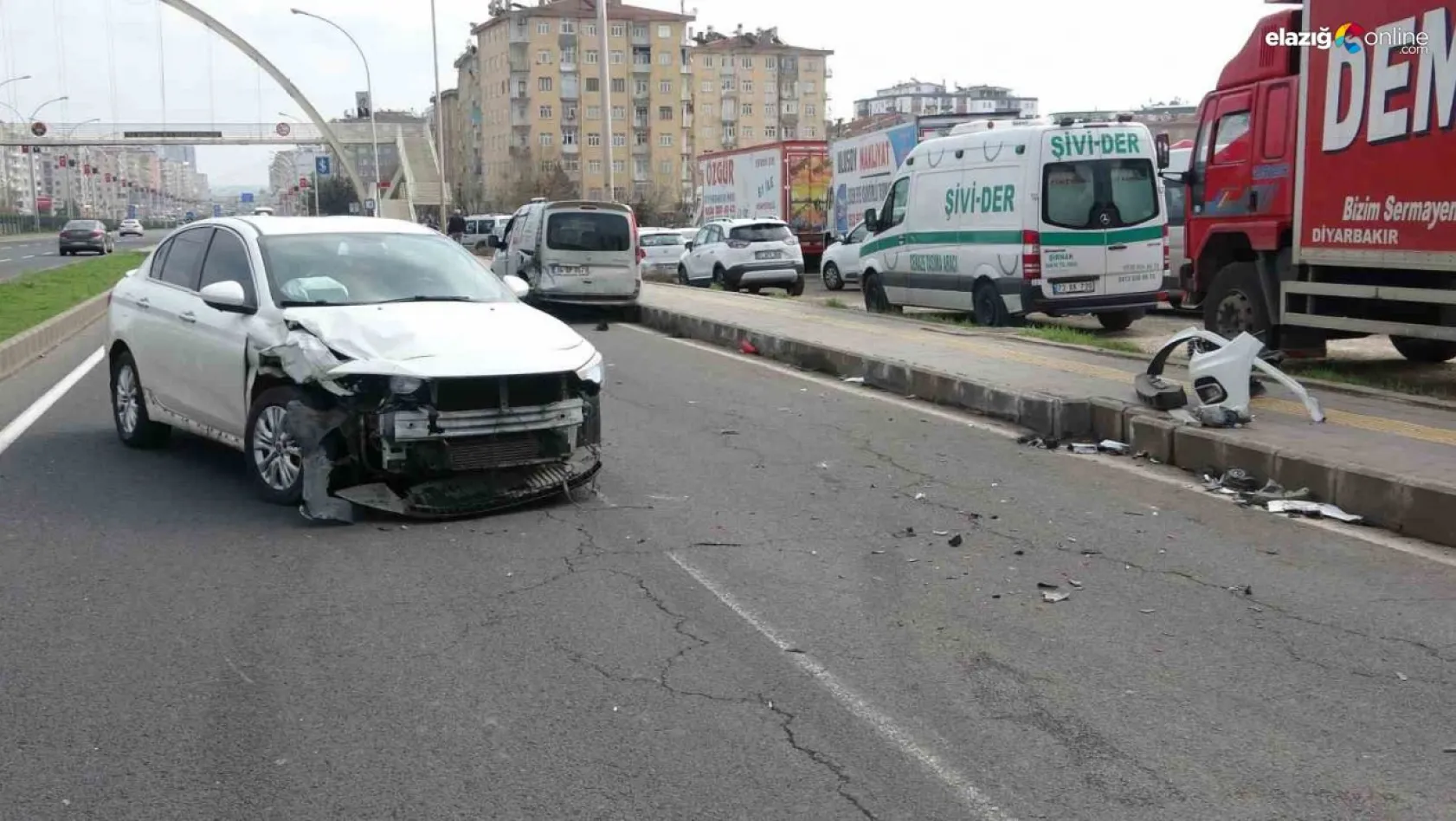Diyarbakır'da araçlar çarpıştı, sürücüler burunları bile kanamadı