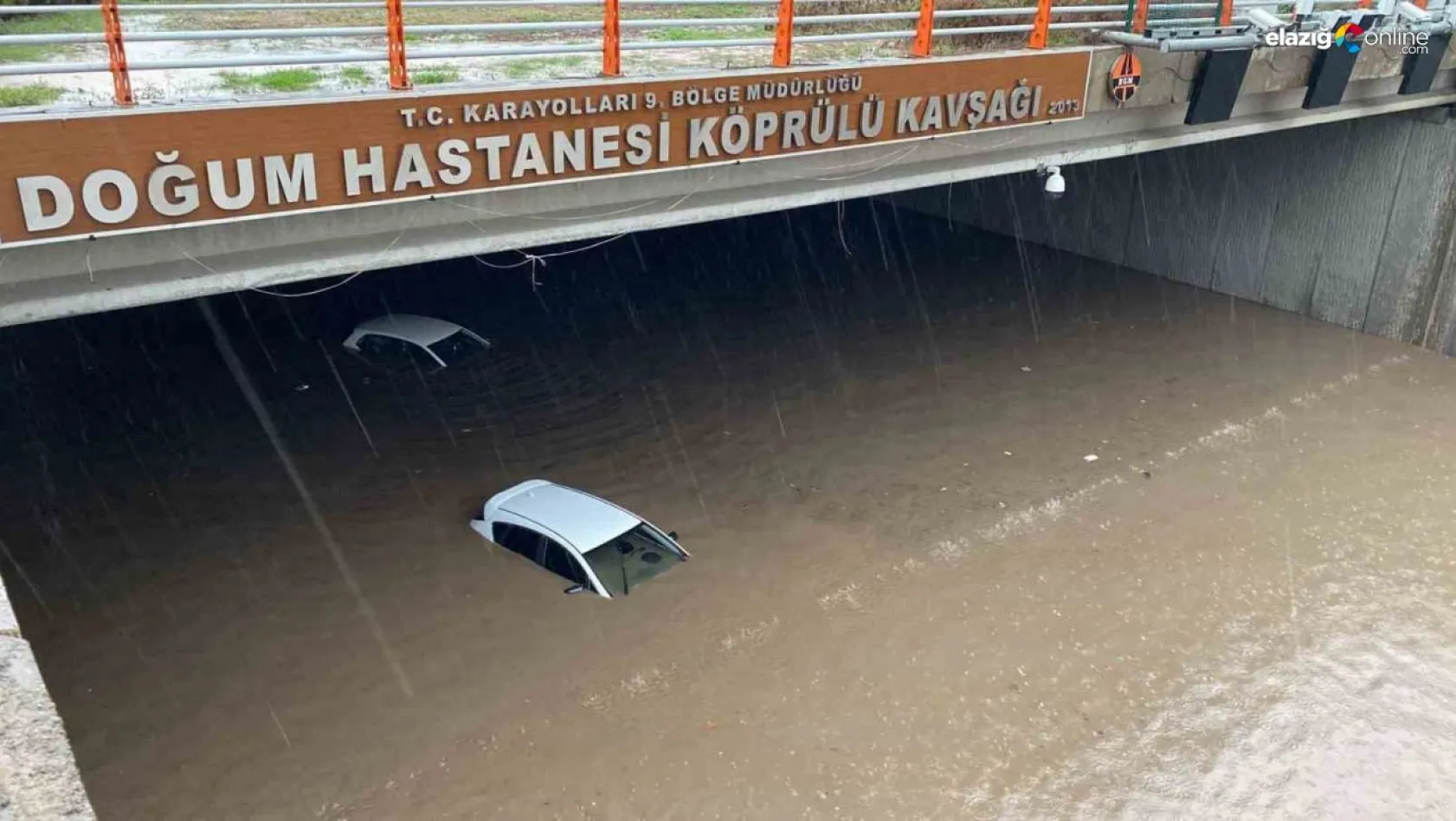 Diyarbakır'da araçlar sağanakla birlikte alt geçitte mahsur kaldı