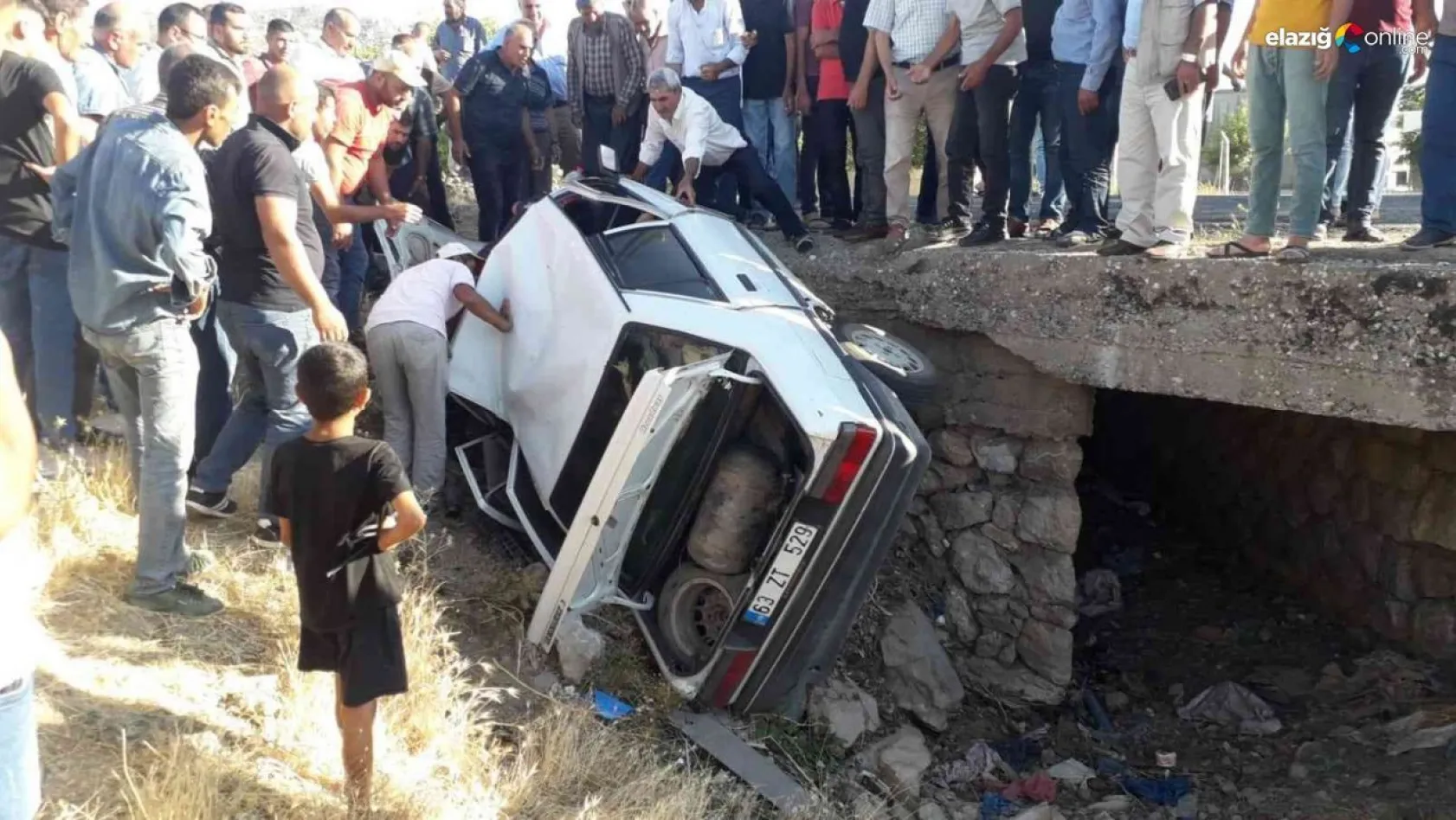 Diyarbakır'da araçta sıkışan sürücü uzun uğraşlar sonucu kurtarıldı