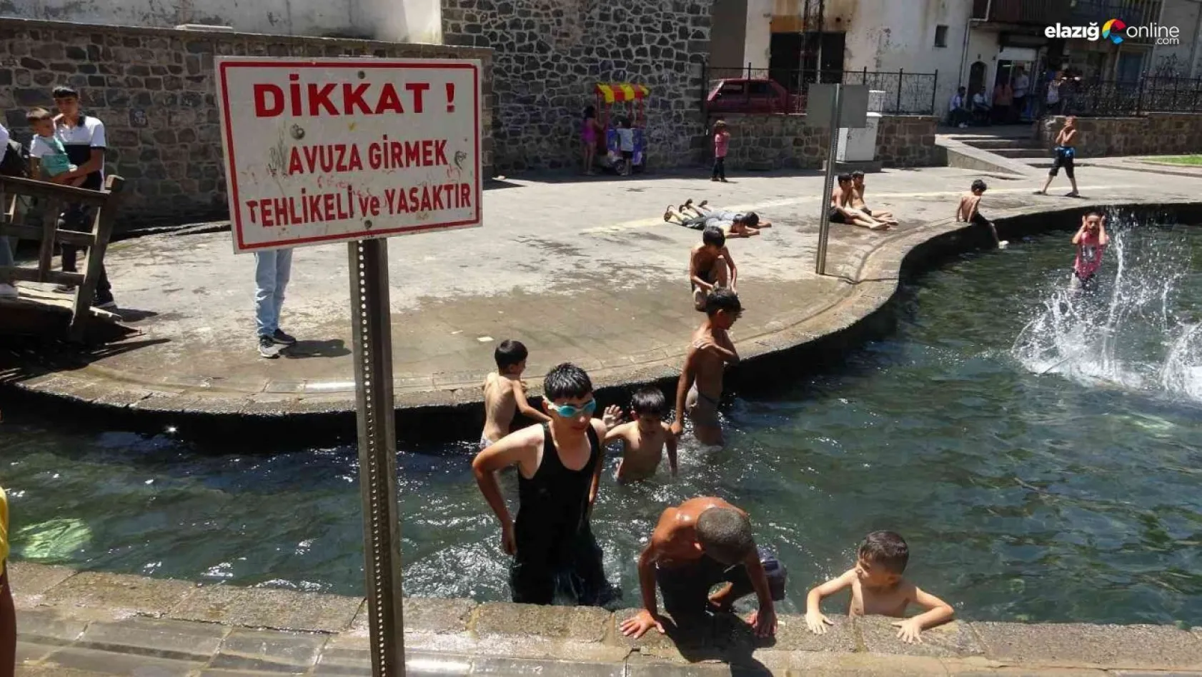 Diyarbakır'da asfalt buharlaştı, çocuklar süs havuzlarına koştu
