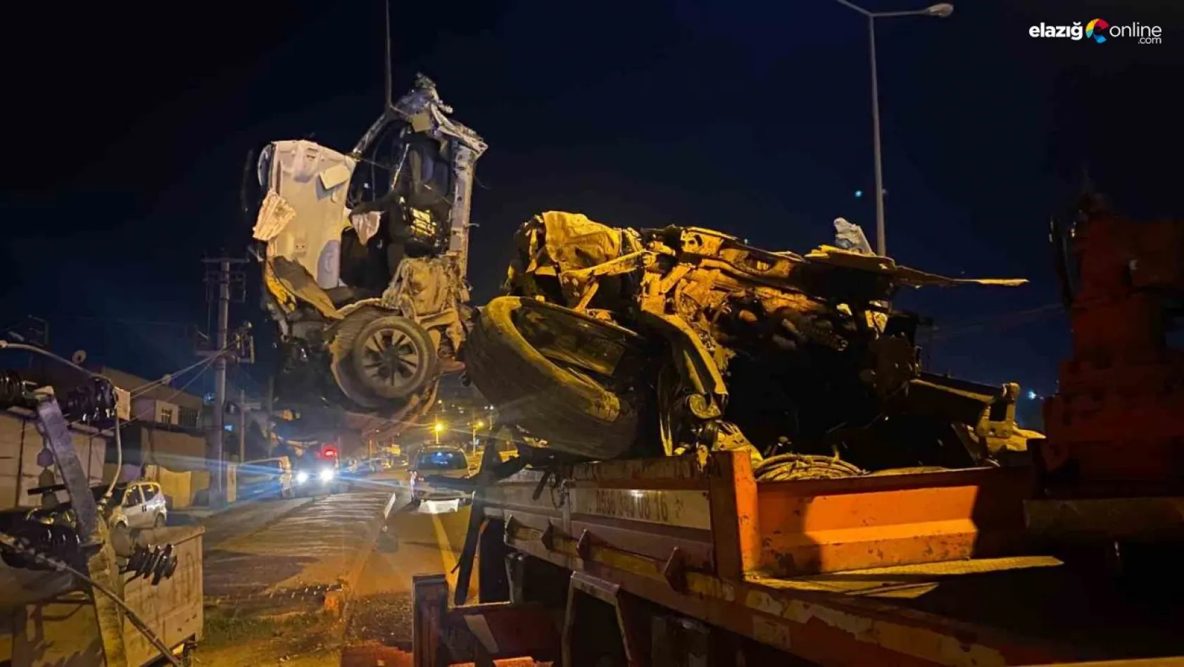 Diyarbakır'da beton direğe çarpan sürücü hayatını kaybetti