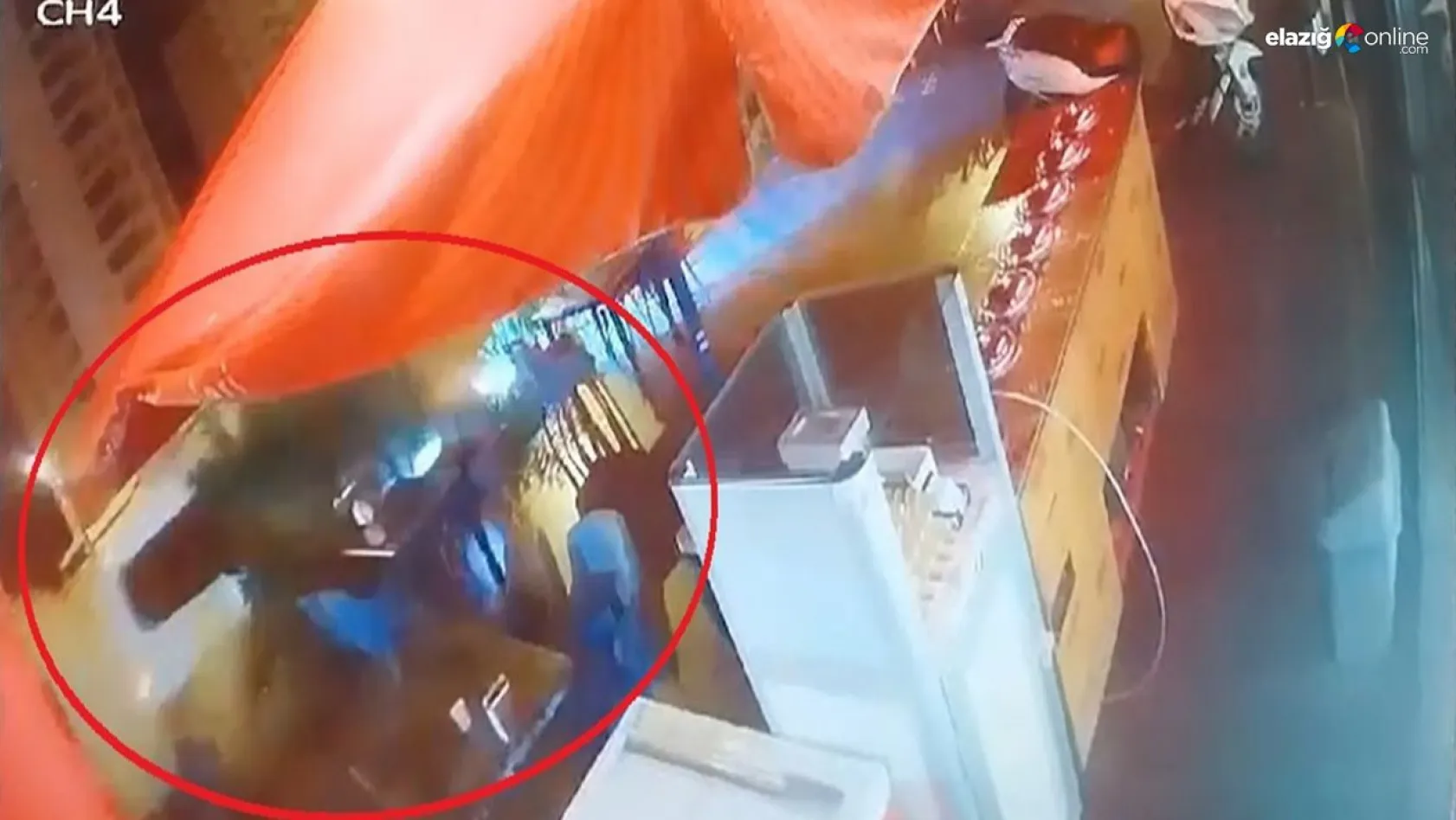 Diyarbakır'da bir minibüsün pastaneye girdiği an kamerada