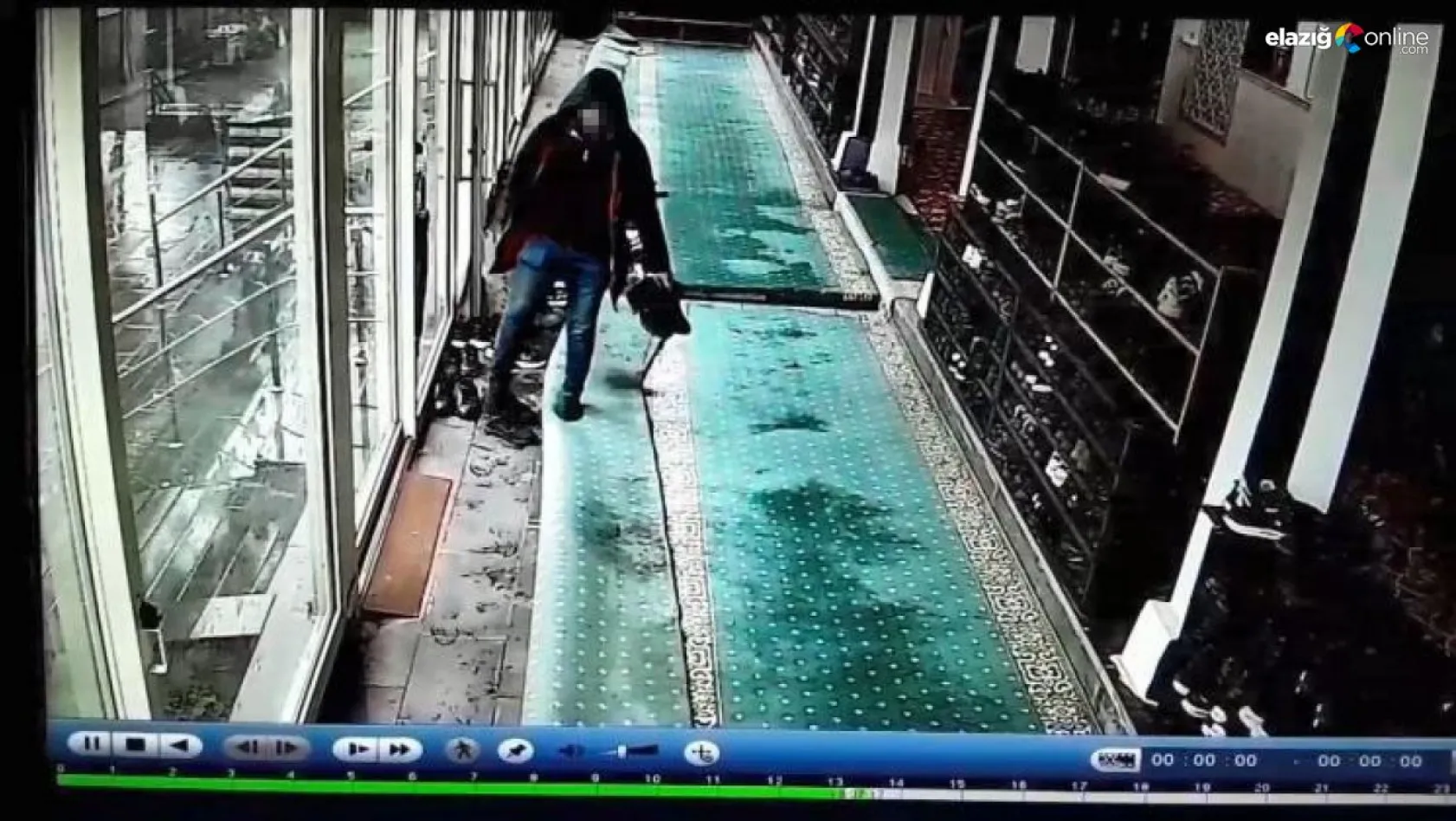 Diyarbakır'da camide ayakkabı hırsızlığı kamerada