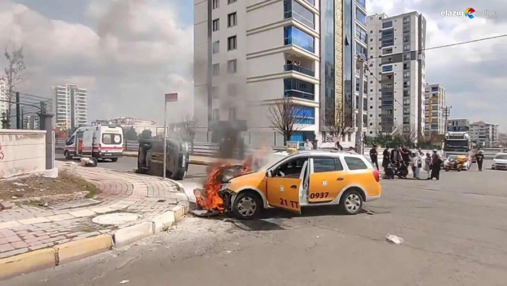 Diyarbakır'da çarpışan iki araçtan biri alev aldı