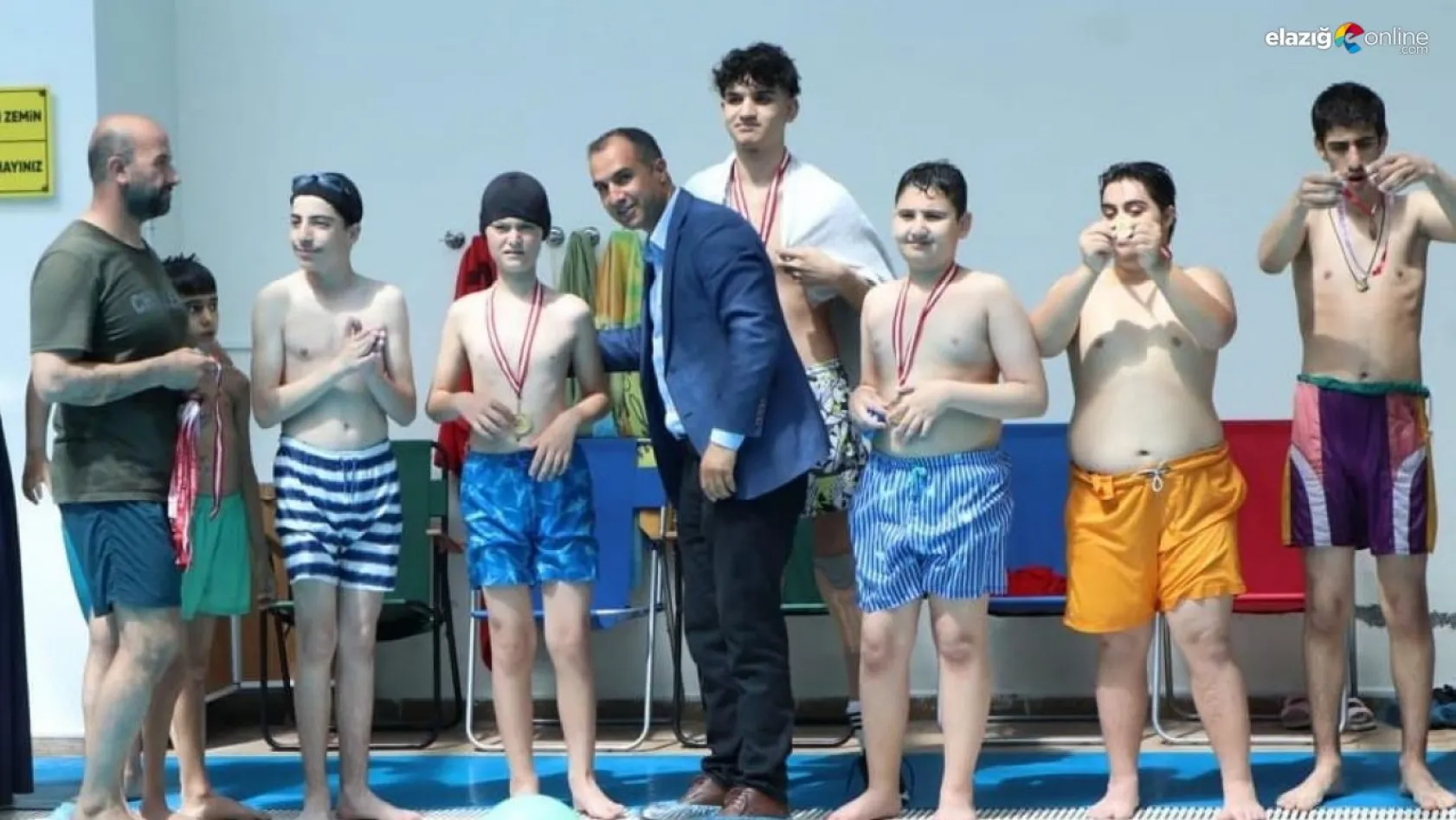 Diyarbakır'da Engelliler Haftasın'da yüzme yarışması düzenlendi